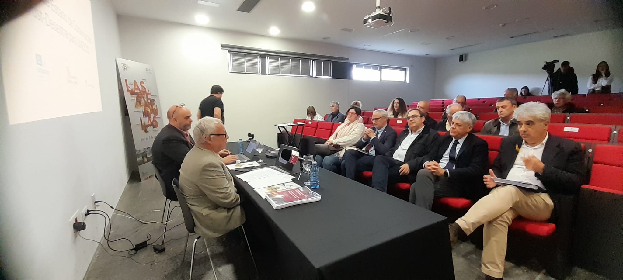 Reunión para dar a conocer el informe en la Casa del Parque de Carucedo. | MAR IGLESIAS