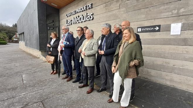 Autoridades a las puertas de la Casa del Parque antes de conocer el informe. | MAR IGLESIAS Autoridades a las puertas de la Casa del Parque antes de conocer el informe. | MAR IGLESIAS