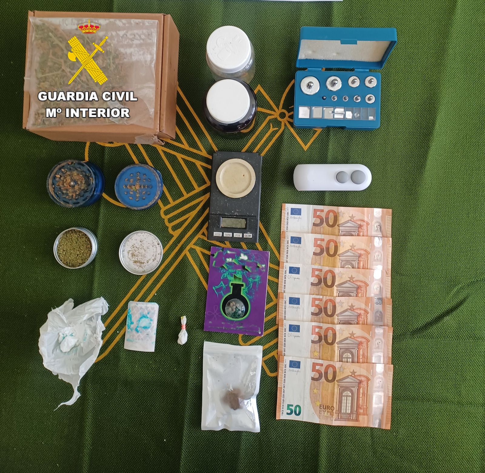 Material incautado por la Guardia Civil tras la desmantelar el punto de venta. | GUARDIA CIVIL