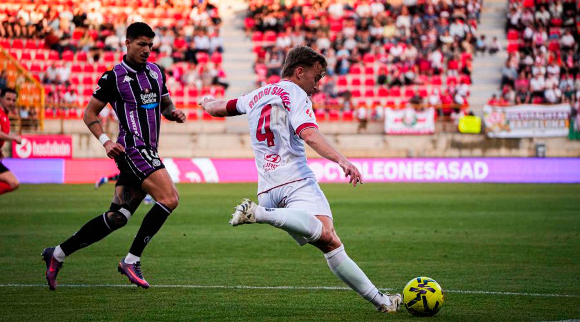 El capitán de la Cultural, Rodri, saca el balón jugado contra el Valladolid. | LALIGA