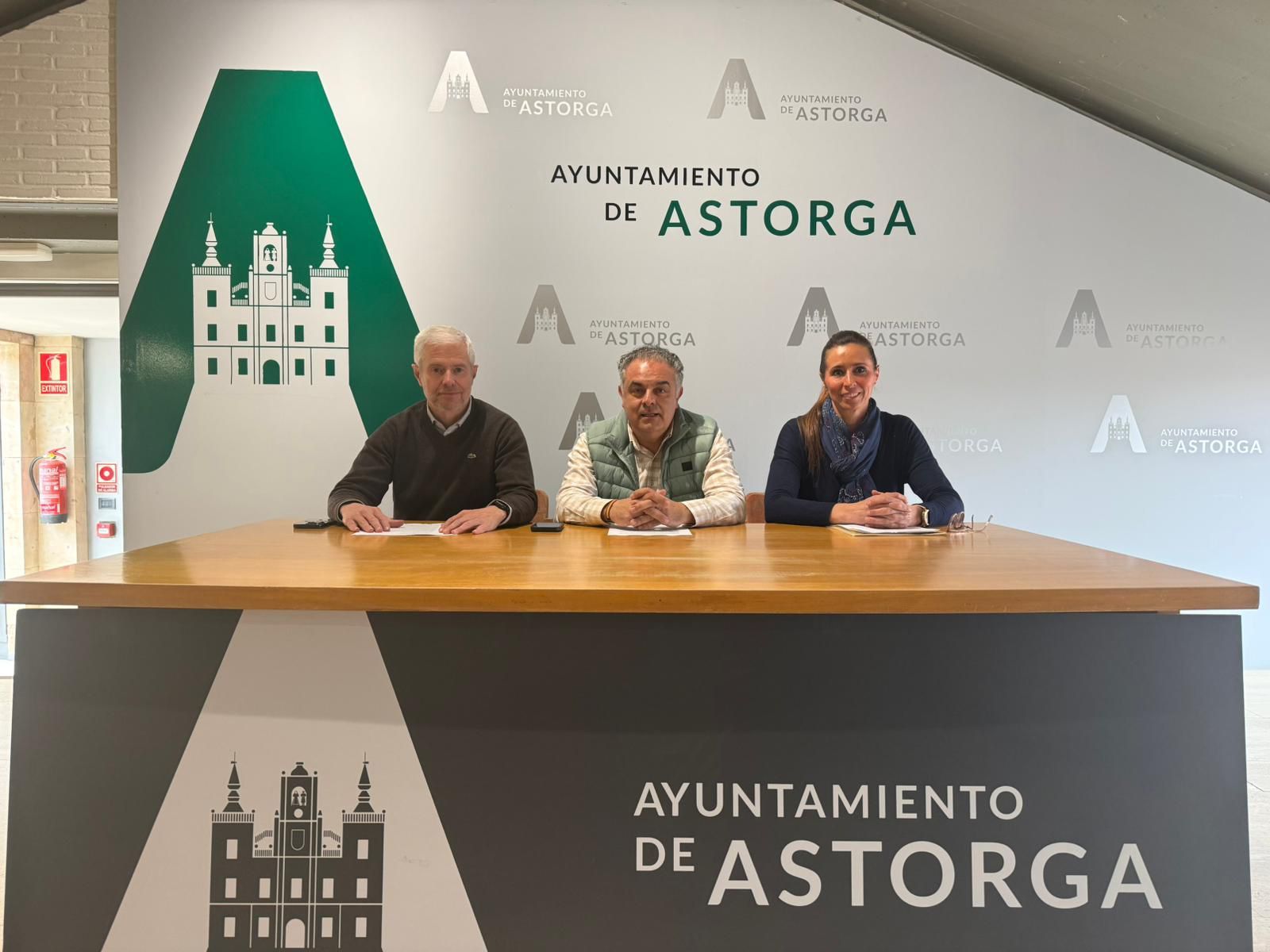 Juan José Alonso, José Luis Nieto y Raquel Martínez durante el balance de la Semana Santa. | L.N.C.