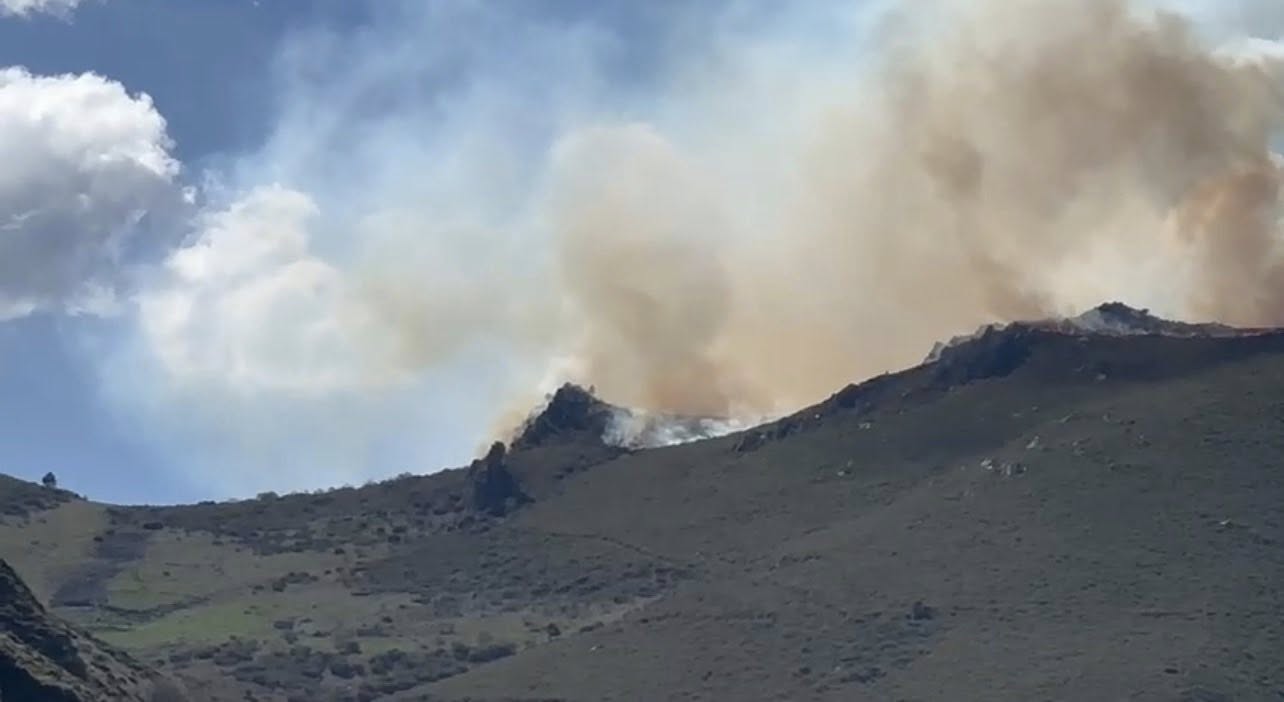 El incendio forestal de Busdongo se ha reactivado en la jornada de este martes.