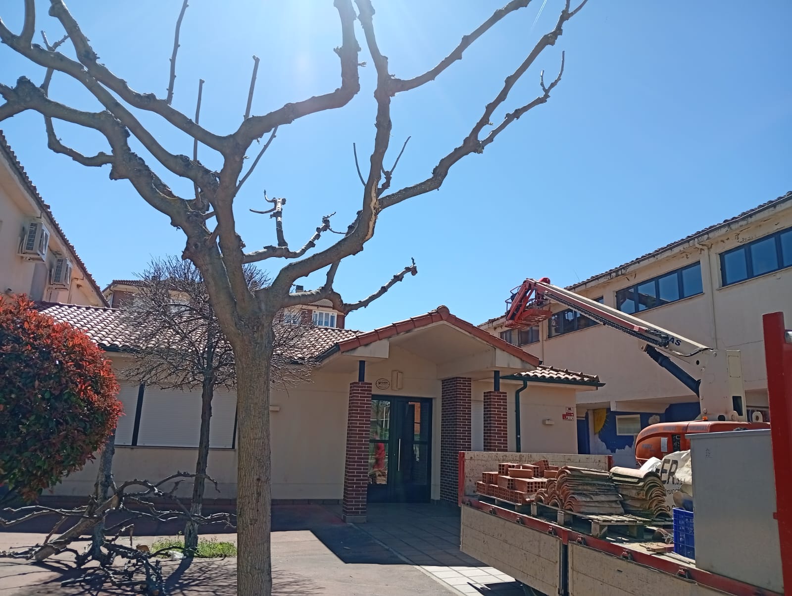 Obras de mejora en el Hogar del Jubilado y en el colegio de Santa María del Páramo. | L.N.C.