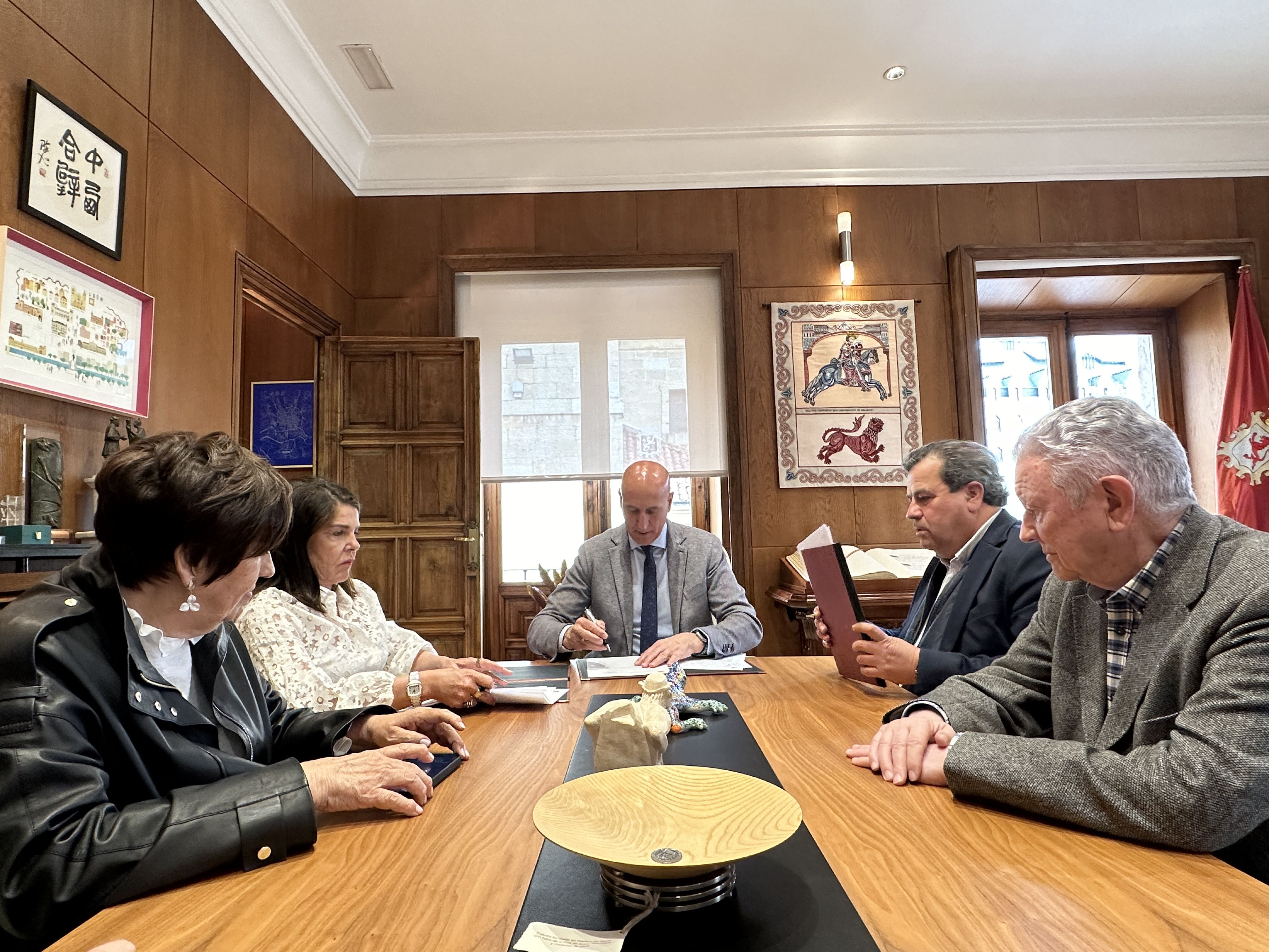 Un instante de la firma del convenio entre la Fundación MonteLeón y el Ayuntamiento de León. | L.N.C.