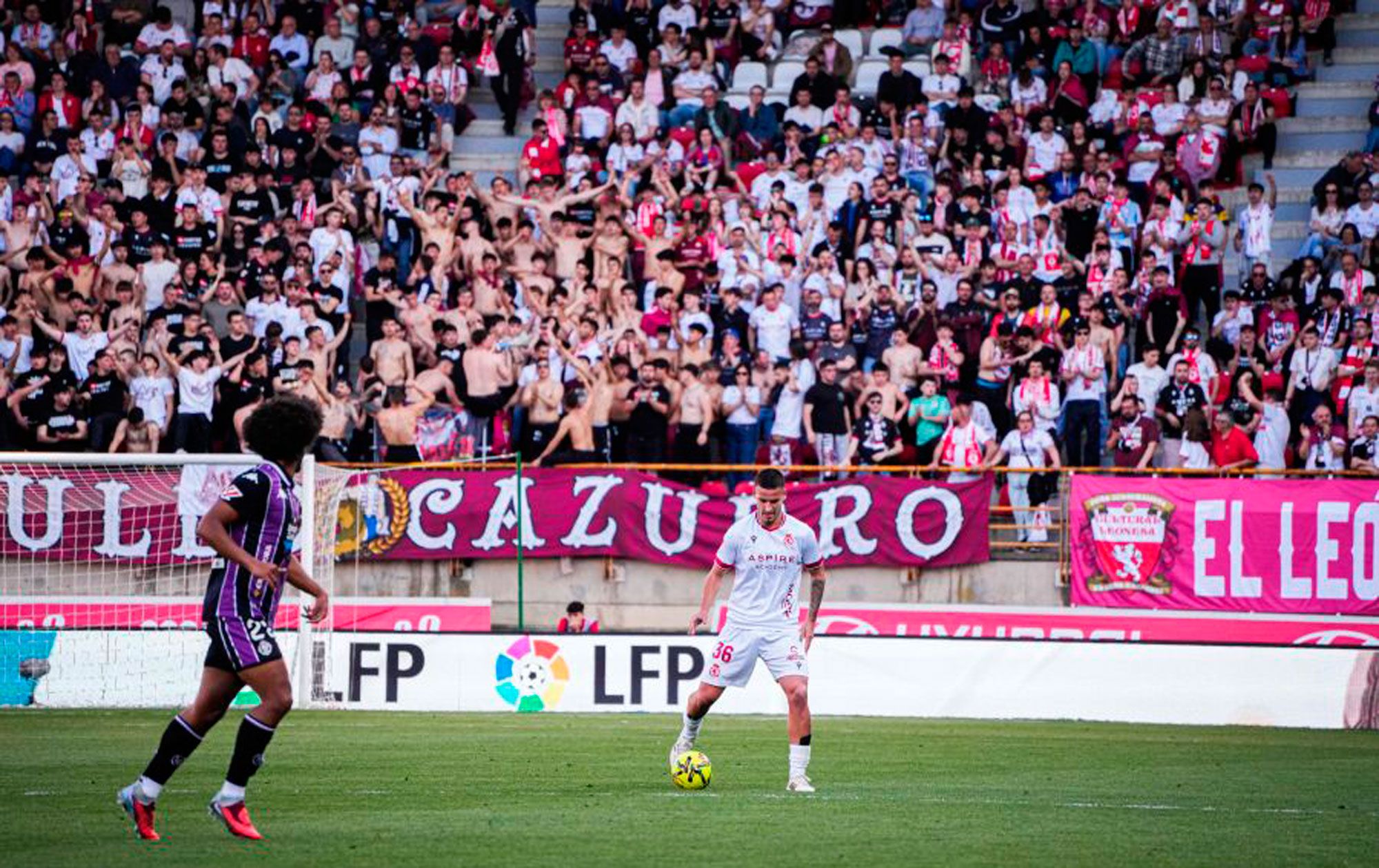 Barzic da un pase con la peña 'Orgullo Cazurro' al fondo. | LALIGA
