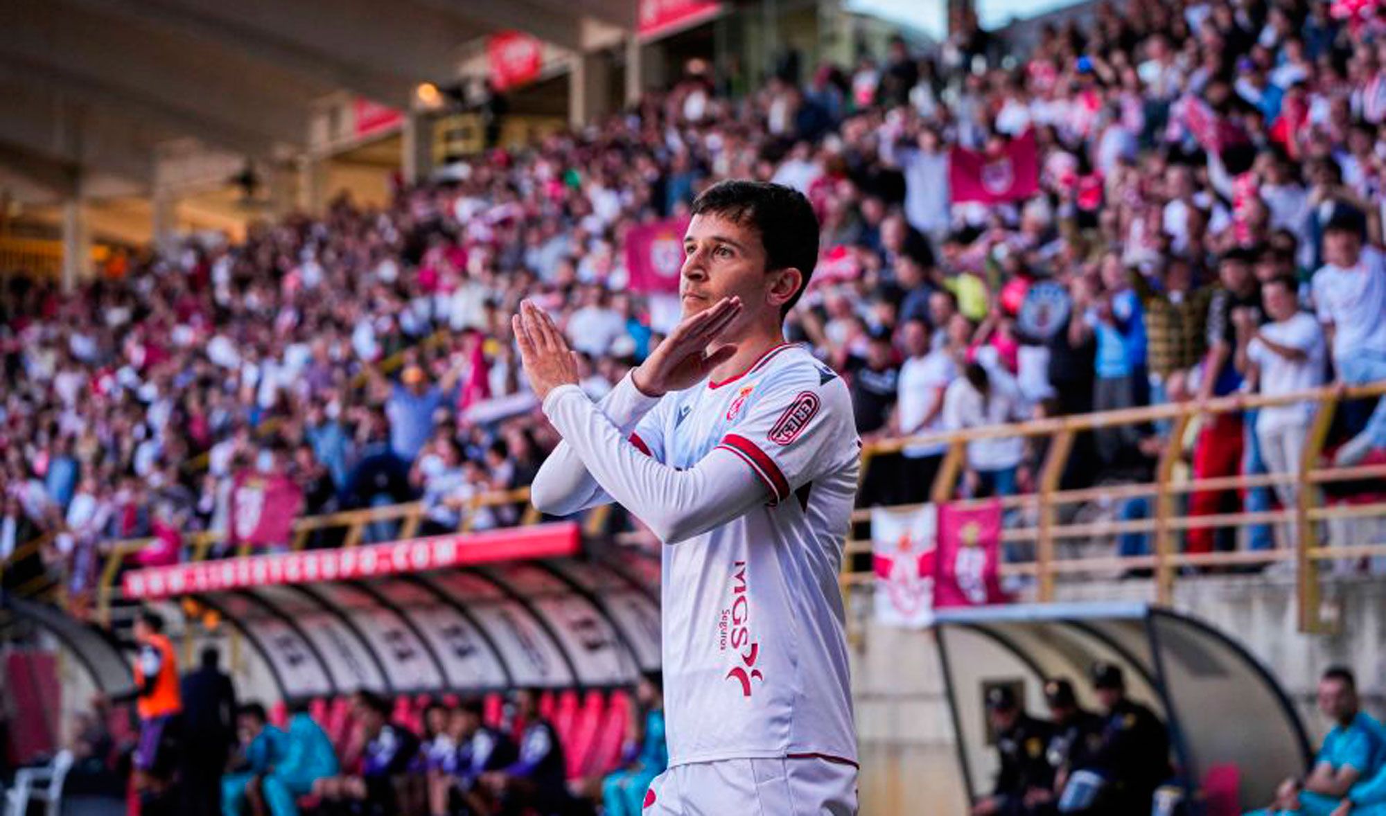 Chacón celebra el gol que dio el triunfo a la Cultural frente al Valladolid. | LALIGA