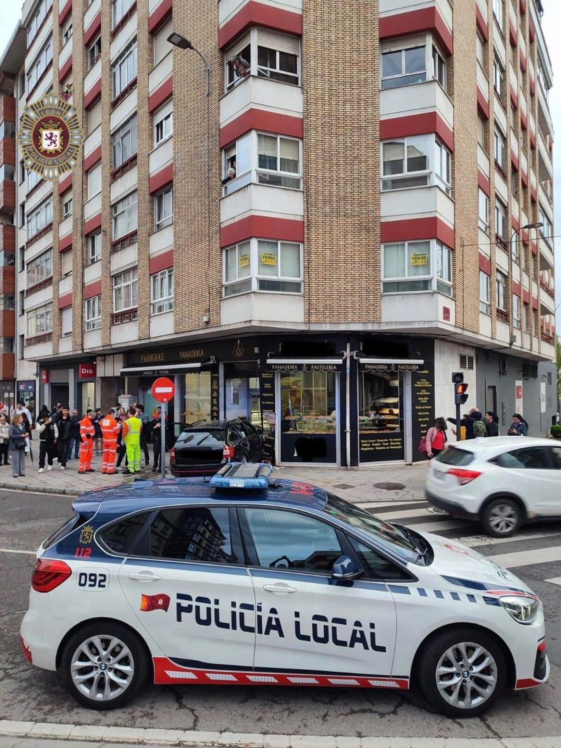 Imagen del establecimiento Panadería Rey Dulce tras la colisión de un turismo | POLICIA LOCAL DE LEÓN 