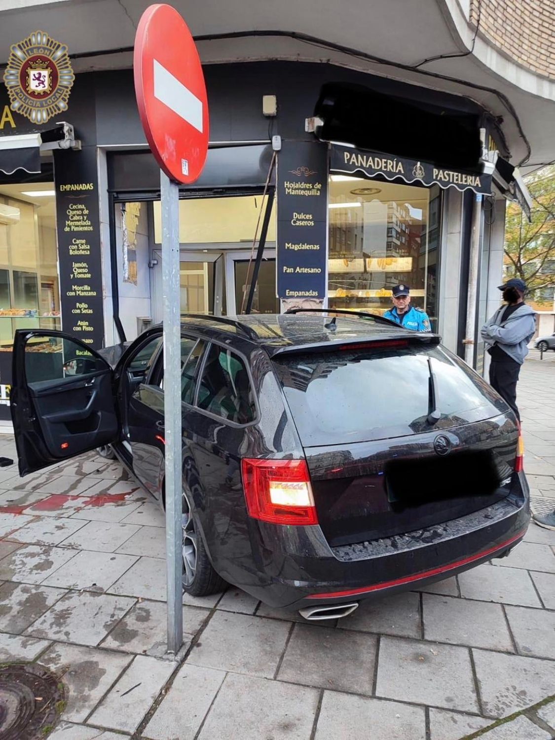 Imagen del establecimiento Panadería Rey Dulce tras la colisión de un turismo | POLICIA LOCAL DE LEÓN 