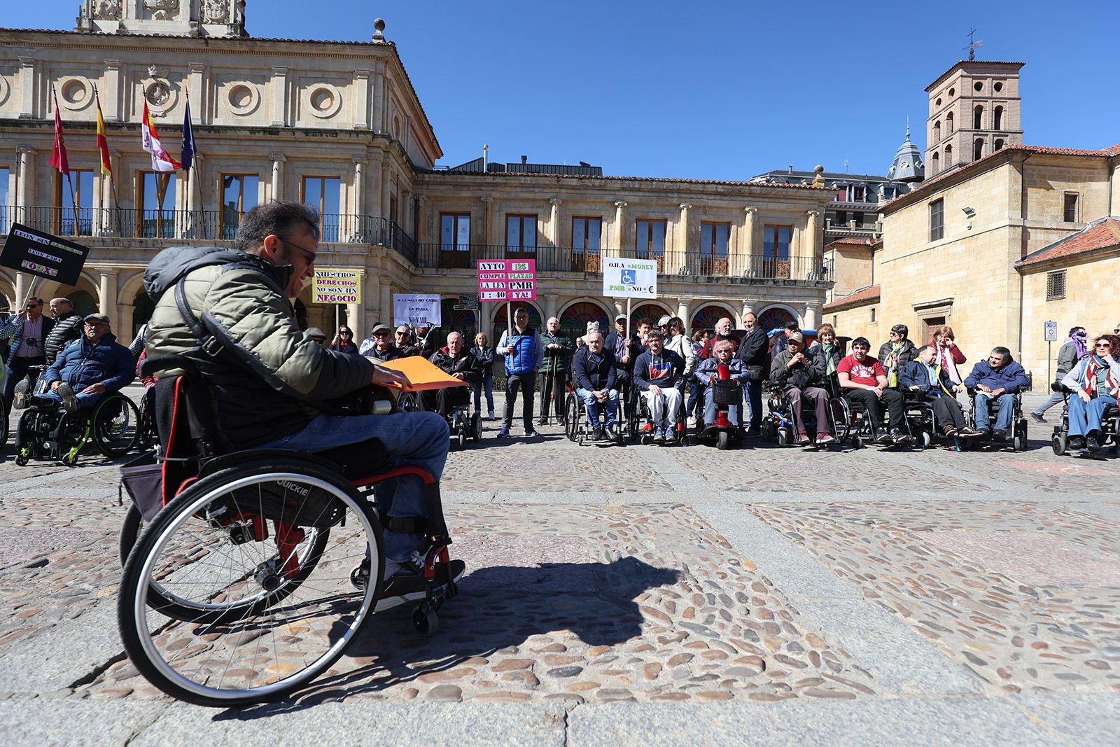 Un instante de la manifestación por el aumento de plazas PMR. | FERNANDO OTERO