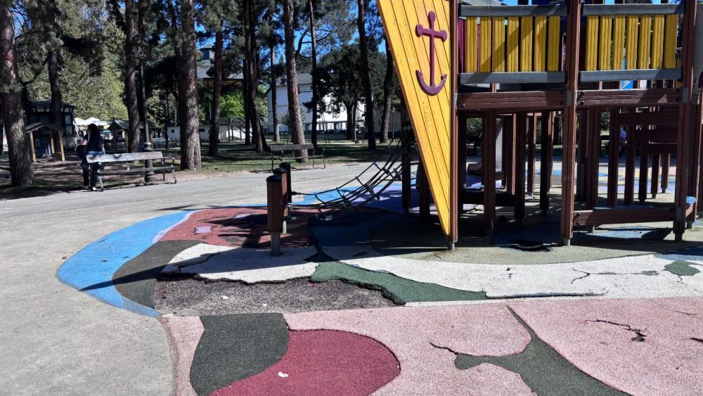 Pavimento destrozado en la zona de juegos del Parque del Temple. | JAVIER FERNÁNDEZ