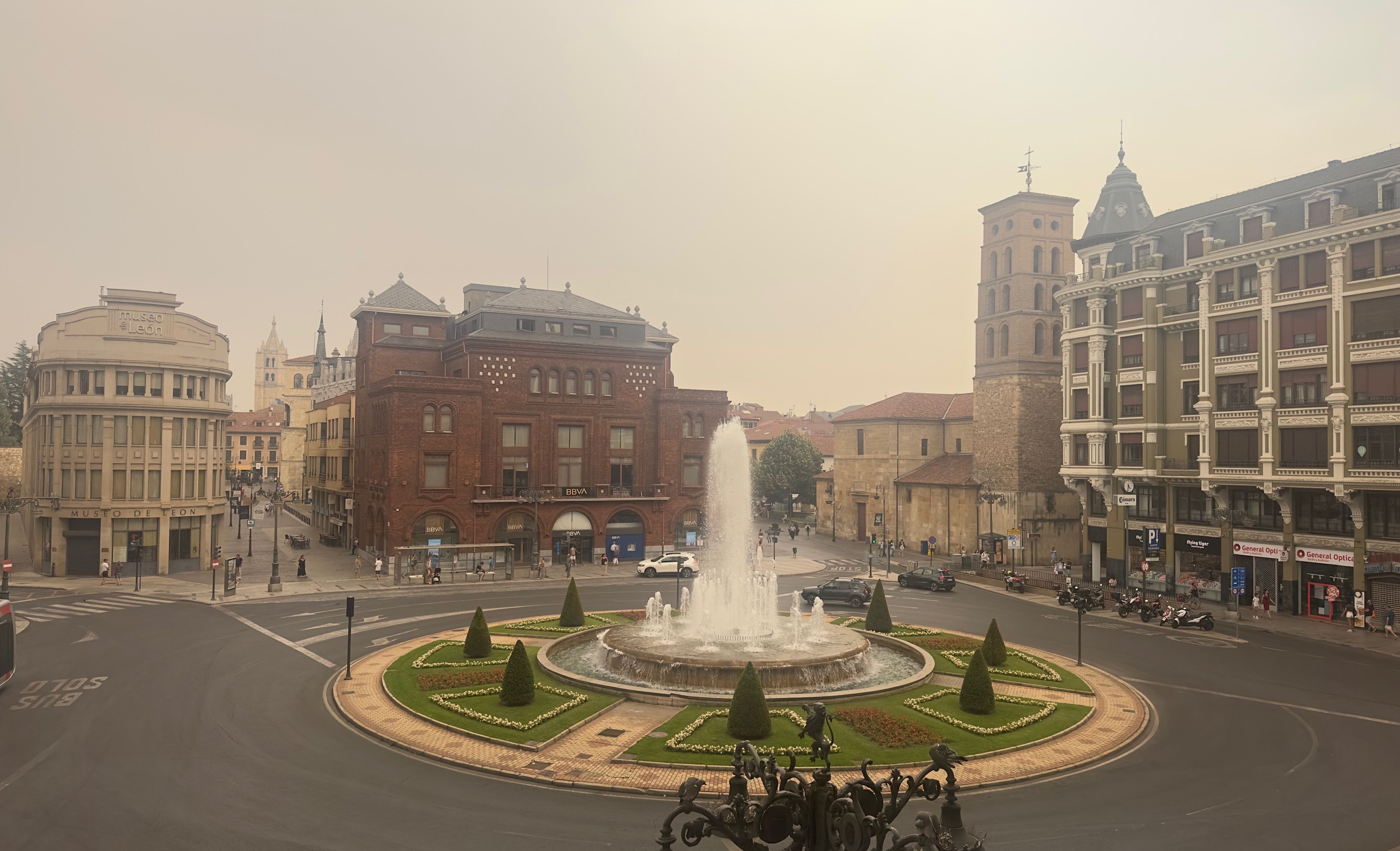 El humo provocado por los incendios se hizo notar en la plaza de Santo Domingo. | L.N.C.