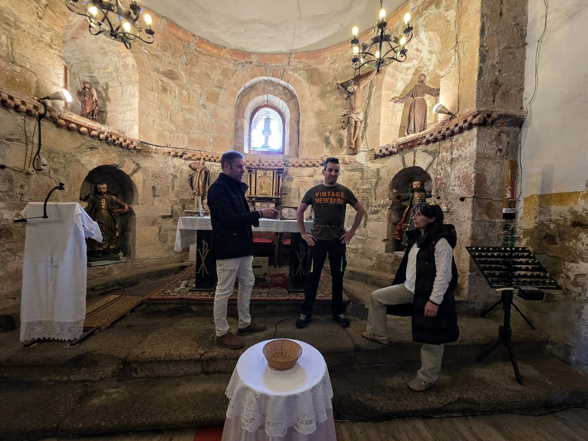 Visita de CB a la Iglesia de Santa María de Vizbayo.