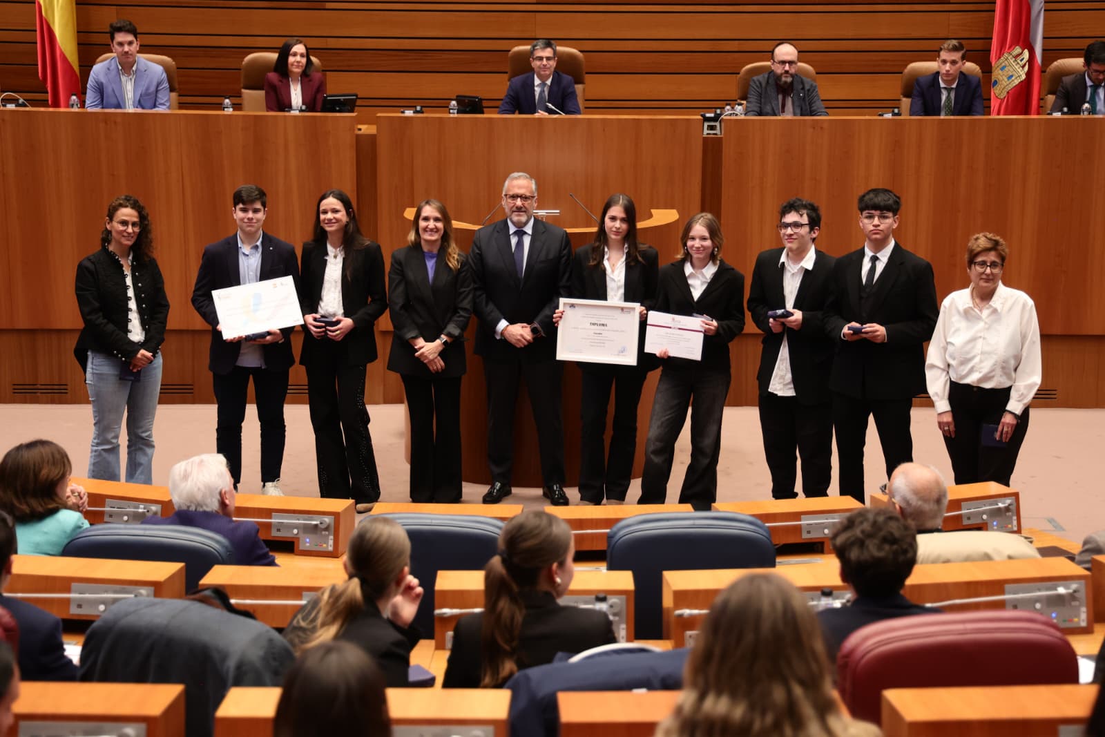 Alumnos del instituto de Santa María del Páramo recibiendo el reconocimiento en las Cortes tras vencer la X Liga de Debate. | L.N.C.