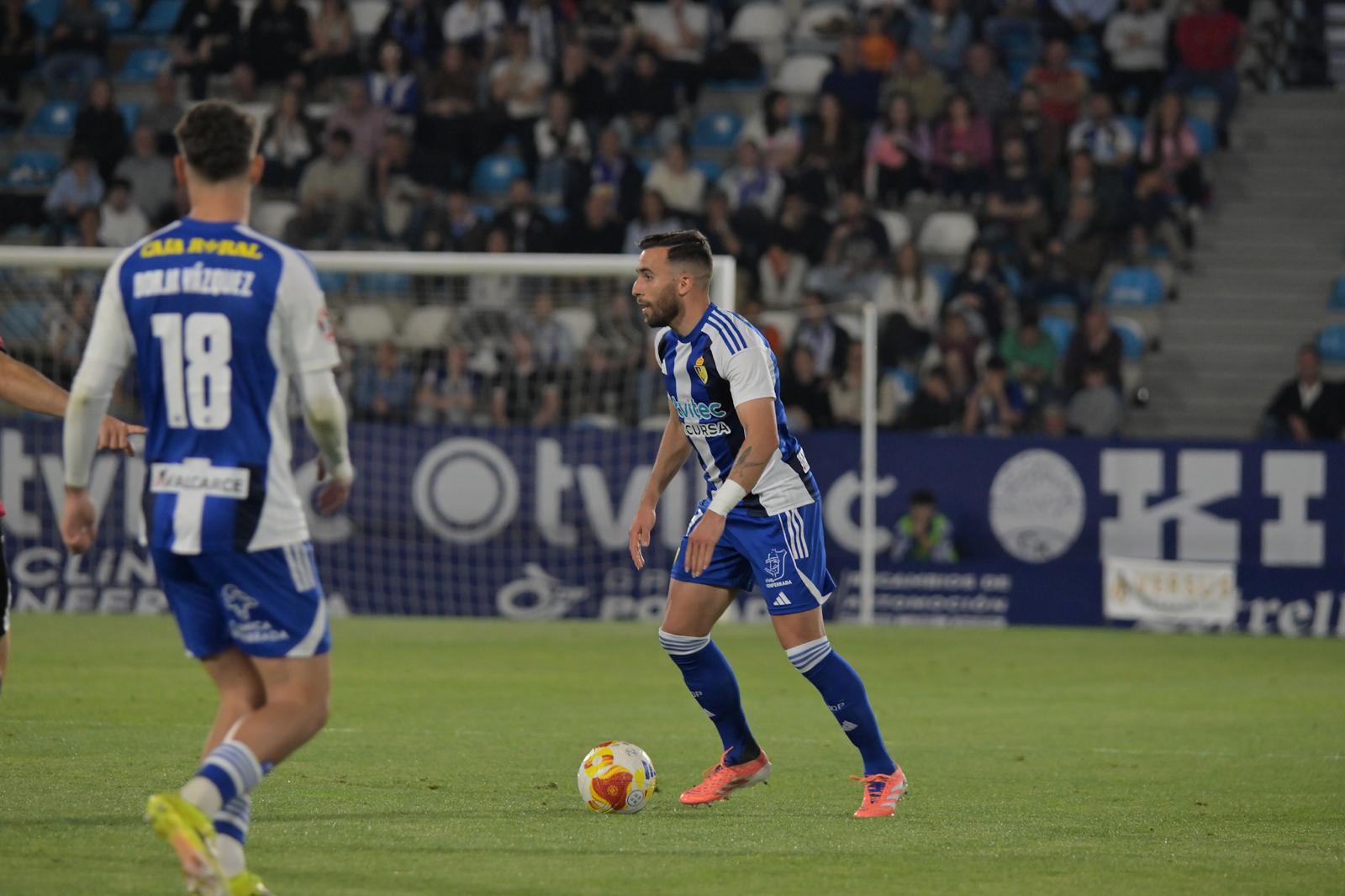 Germán Nóvoa controla el balón durante uno de los momentos del partido ante el Mérida. QUINITO