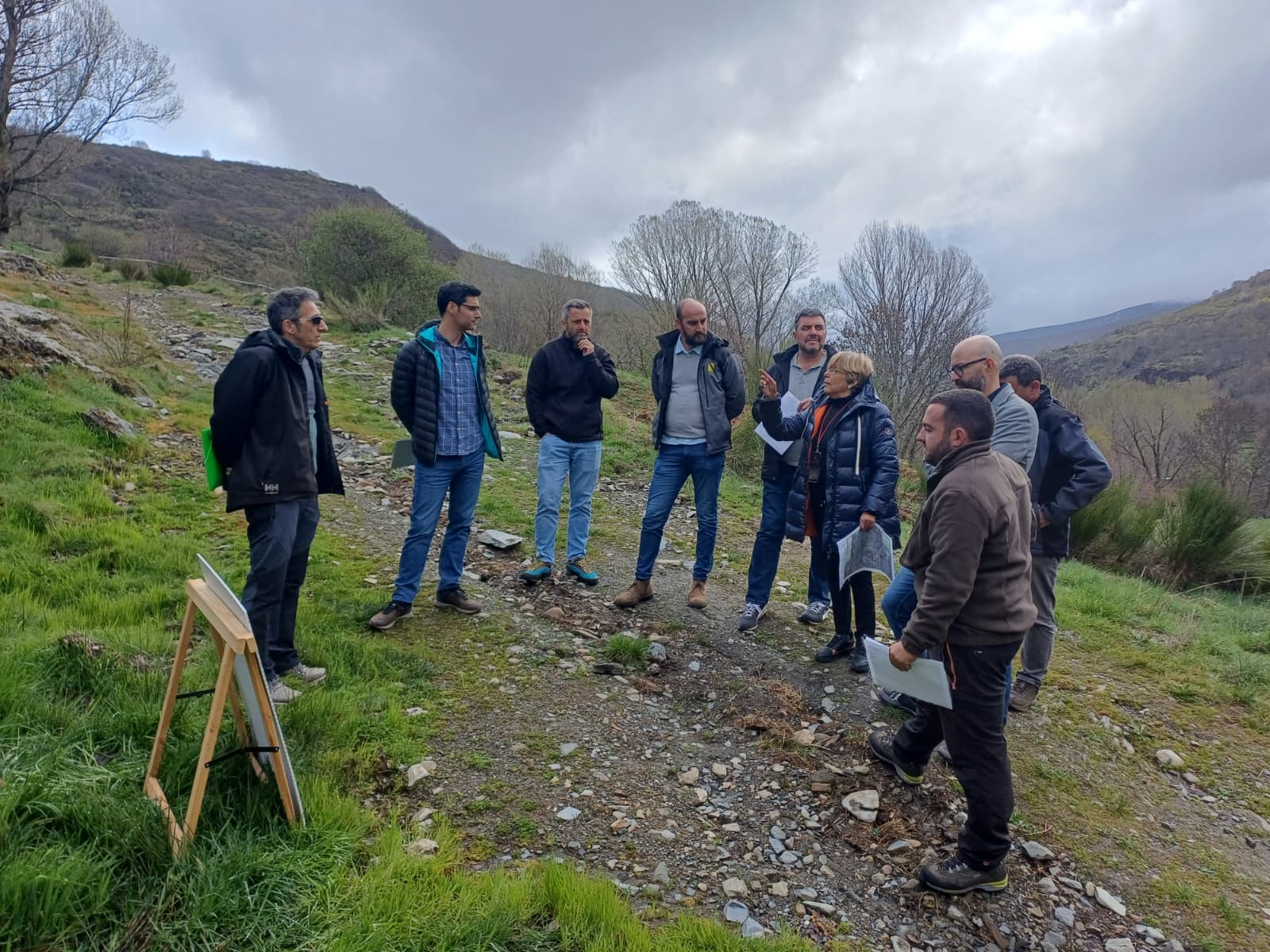 Un instante de la visita del subdelegado a las obras de reforestación.
