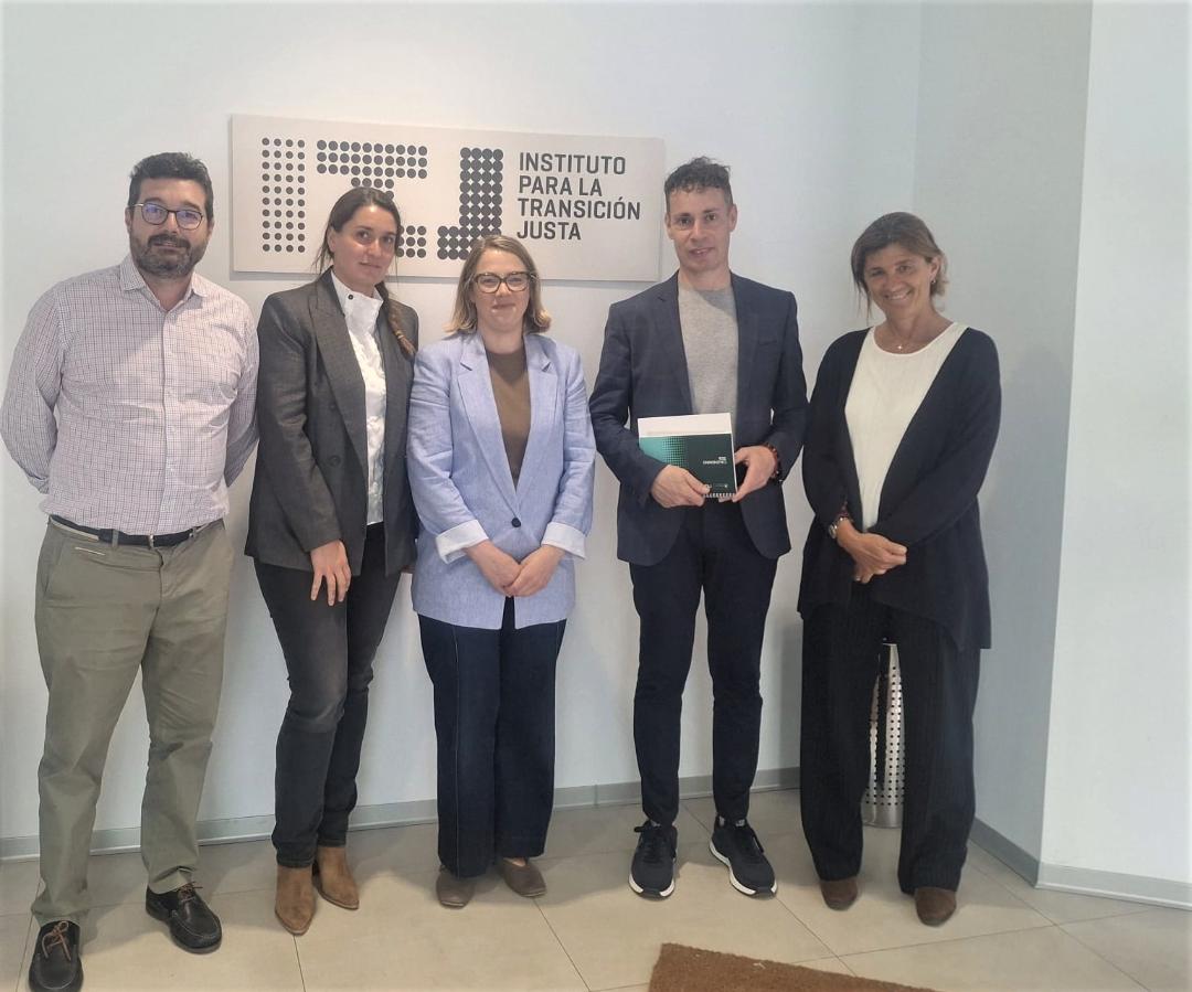 Fotografía de los participantes en la reunión con el ITJ.