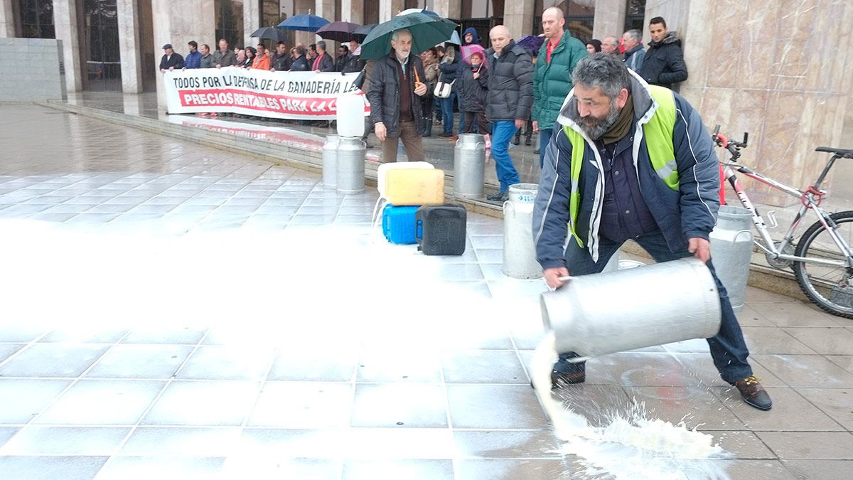 Manifestación de los ganaderos de vacuno de leche frente a la Junta de Castilla y León en la delegación leonesa. | DANIEL MARTÍN