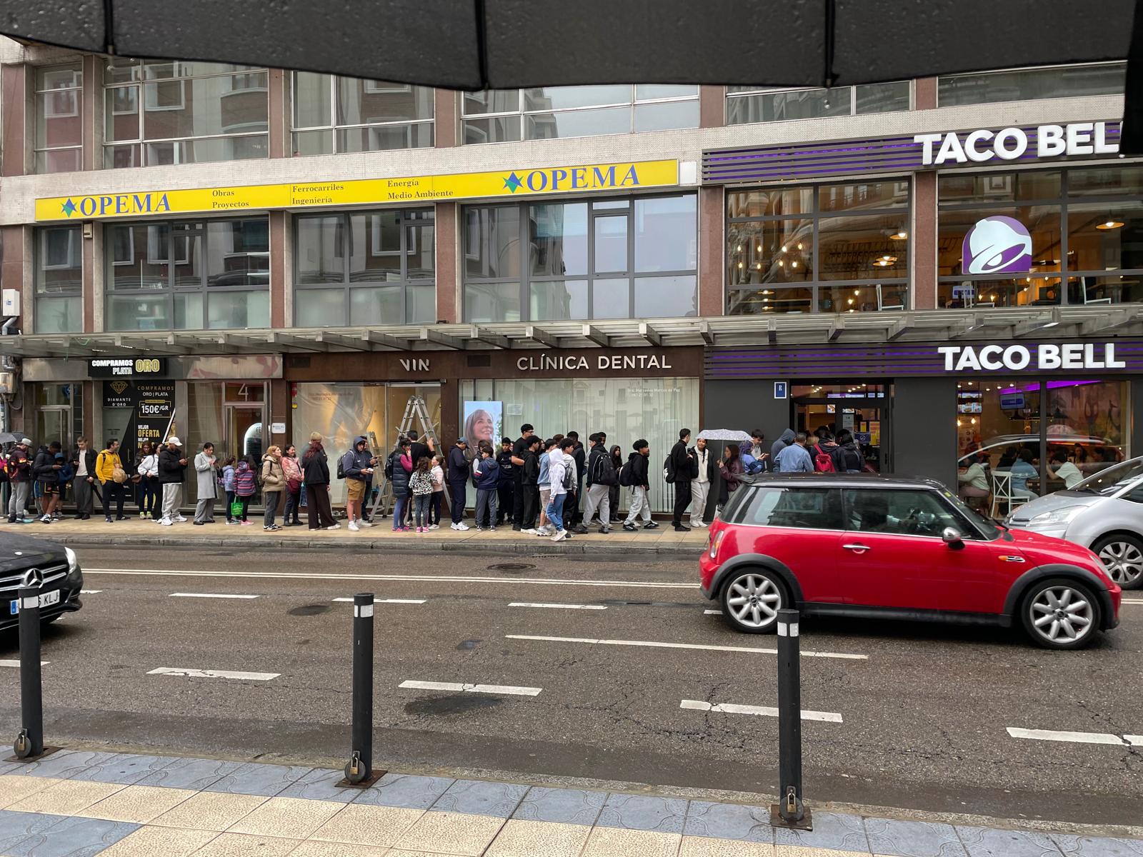 Imagen de la cola en la avenida Independencia