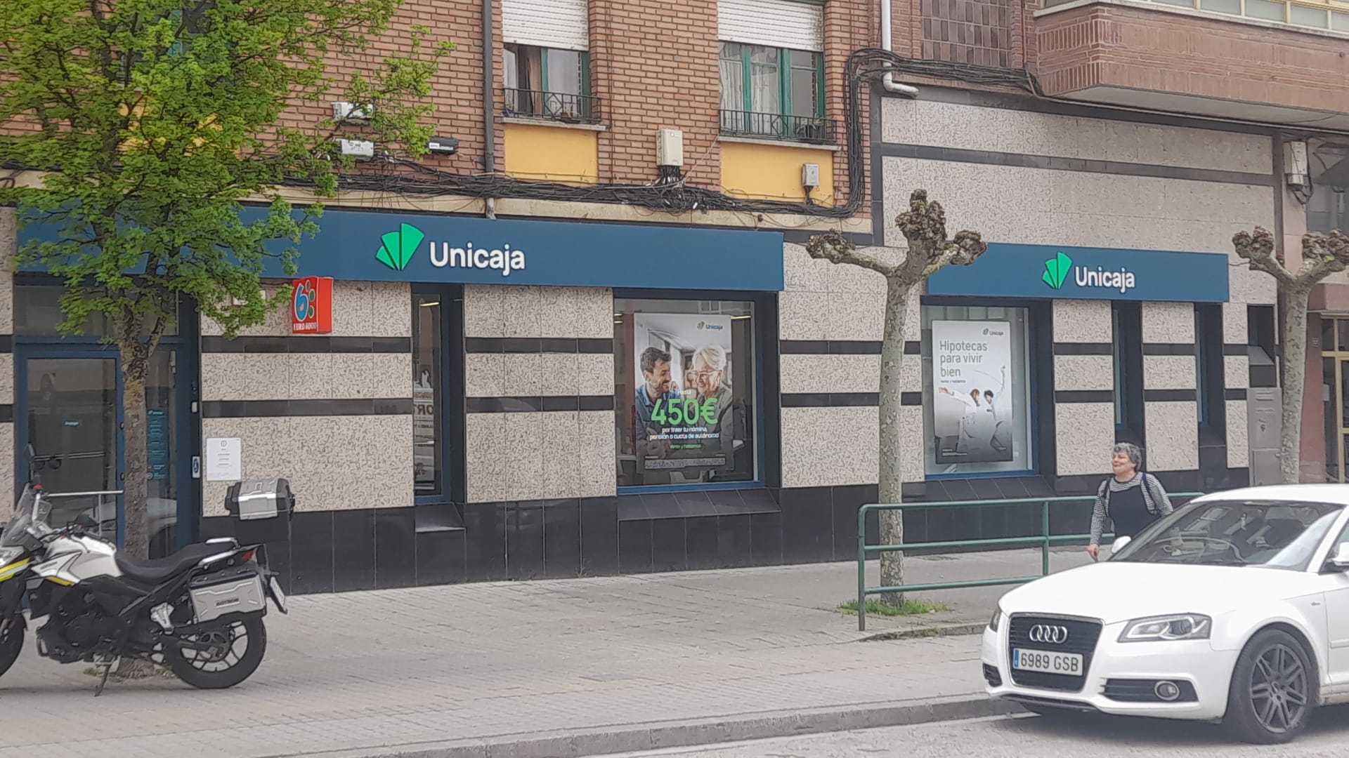 La sede de Unicaja en Flores del Sil quedará sin servicio el 13 de abril. | MAR IGLESIAS