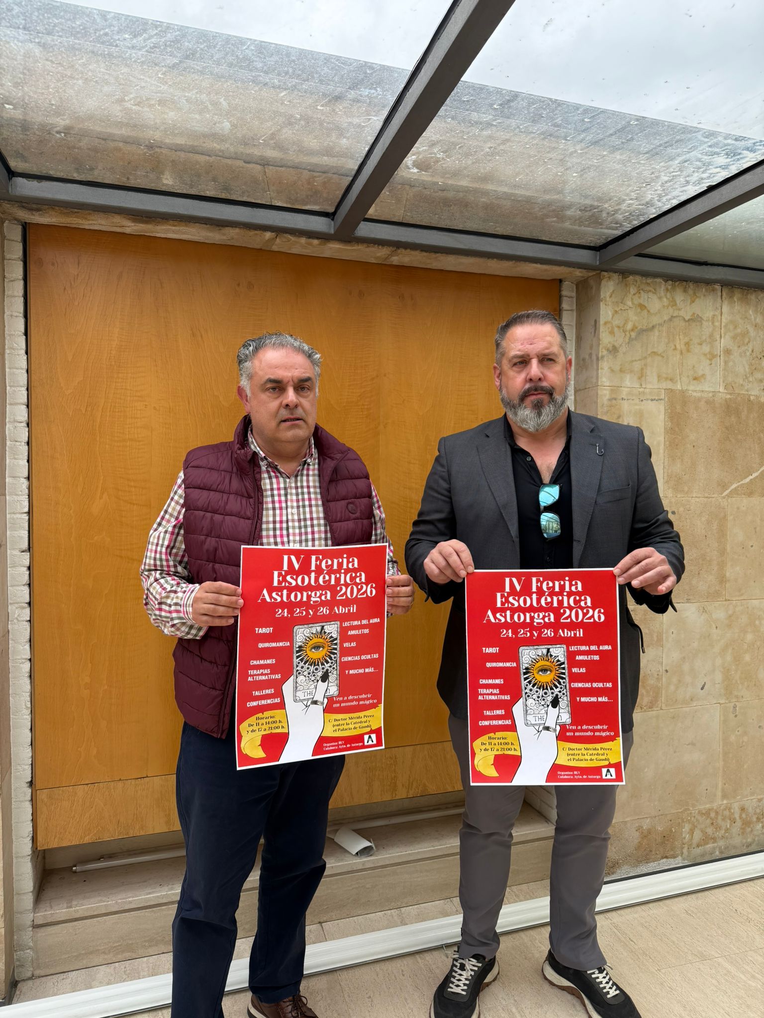 José Luis Nieto y Enrique Gómez presentando la IV Feria Esotérica. | L.N.C.