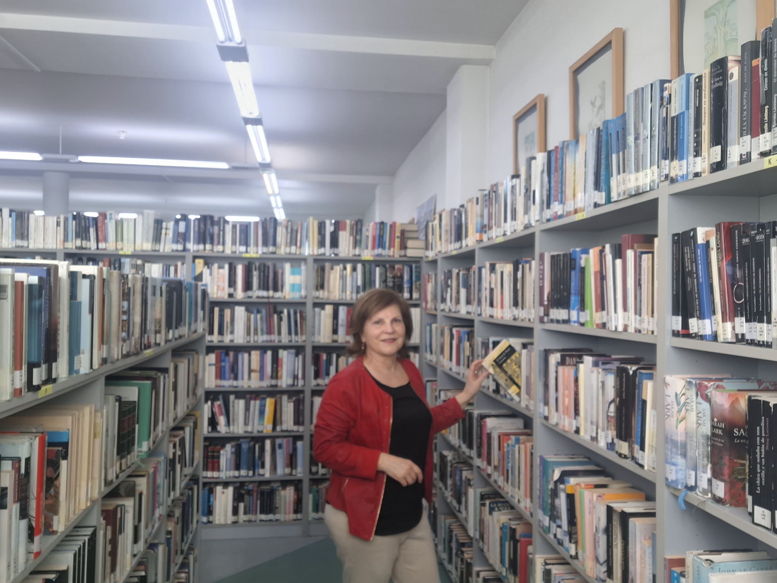 Tras pasar por El Bierzo, María Encina González Silva ha sido la bibliotecaria de Pinilla desde el año 1992. Se jubila este mismo mes de abril. | CEDIDA
