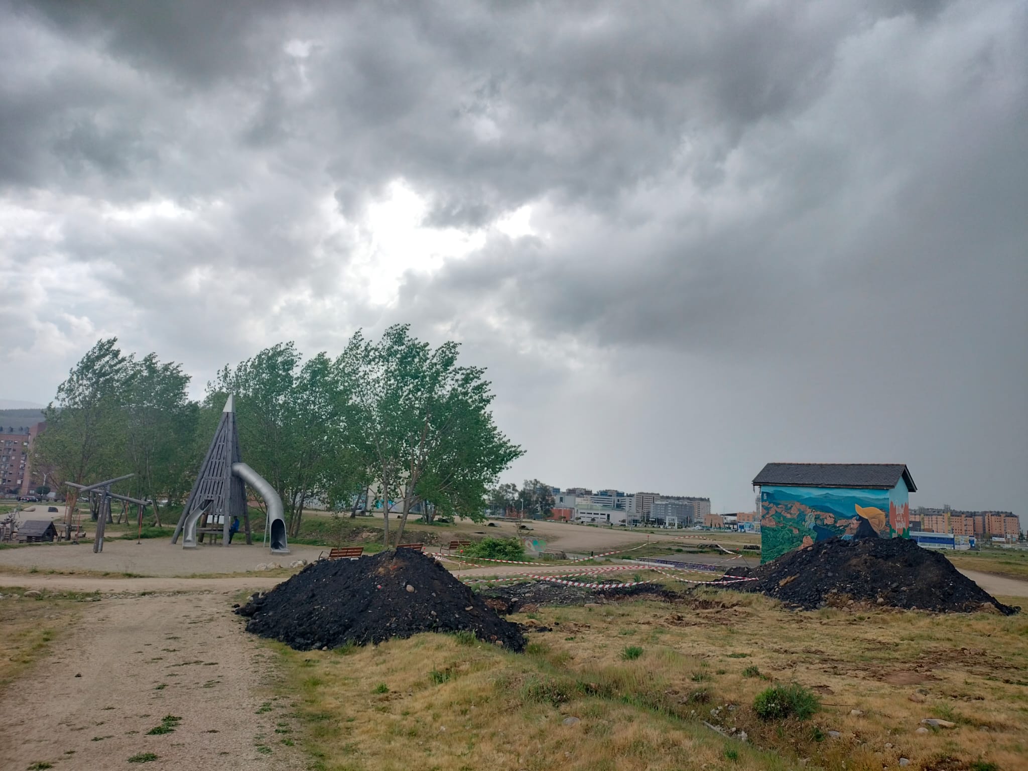 Colocación de la tirolina en el Parque de la Juventud de Ponferrada.