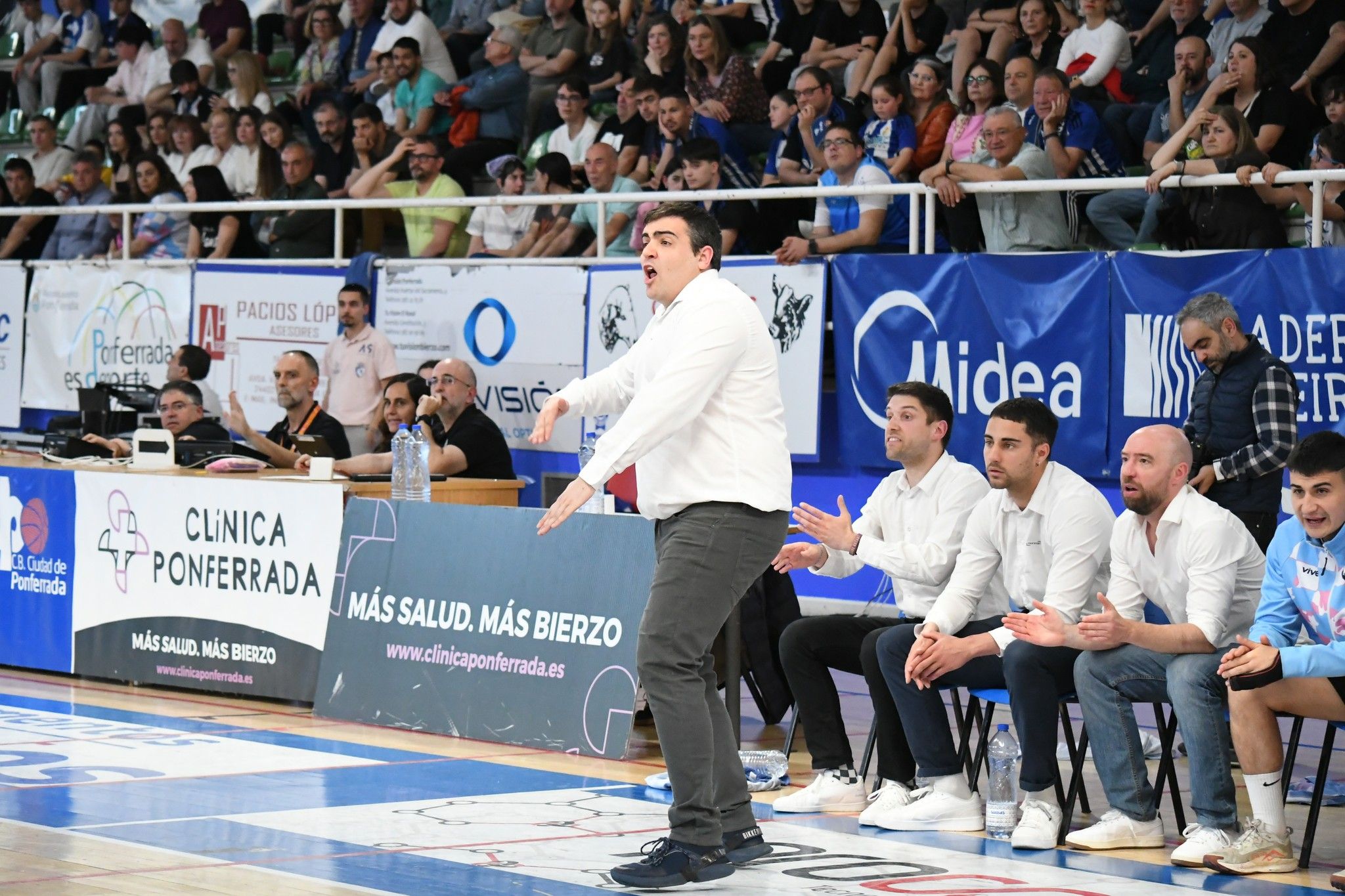 Oriol Pozo dando indicaciones durante el partido ante el Logrobasket. REDBLANQUIAZUL