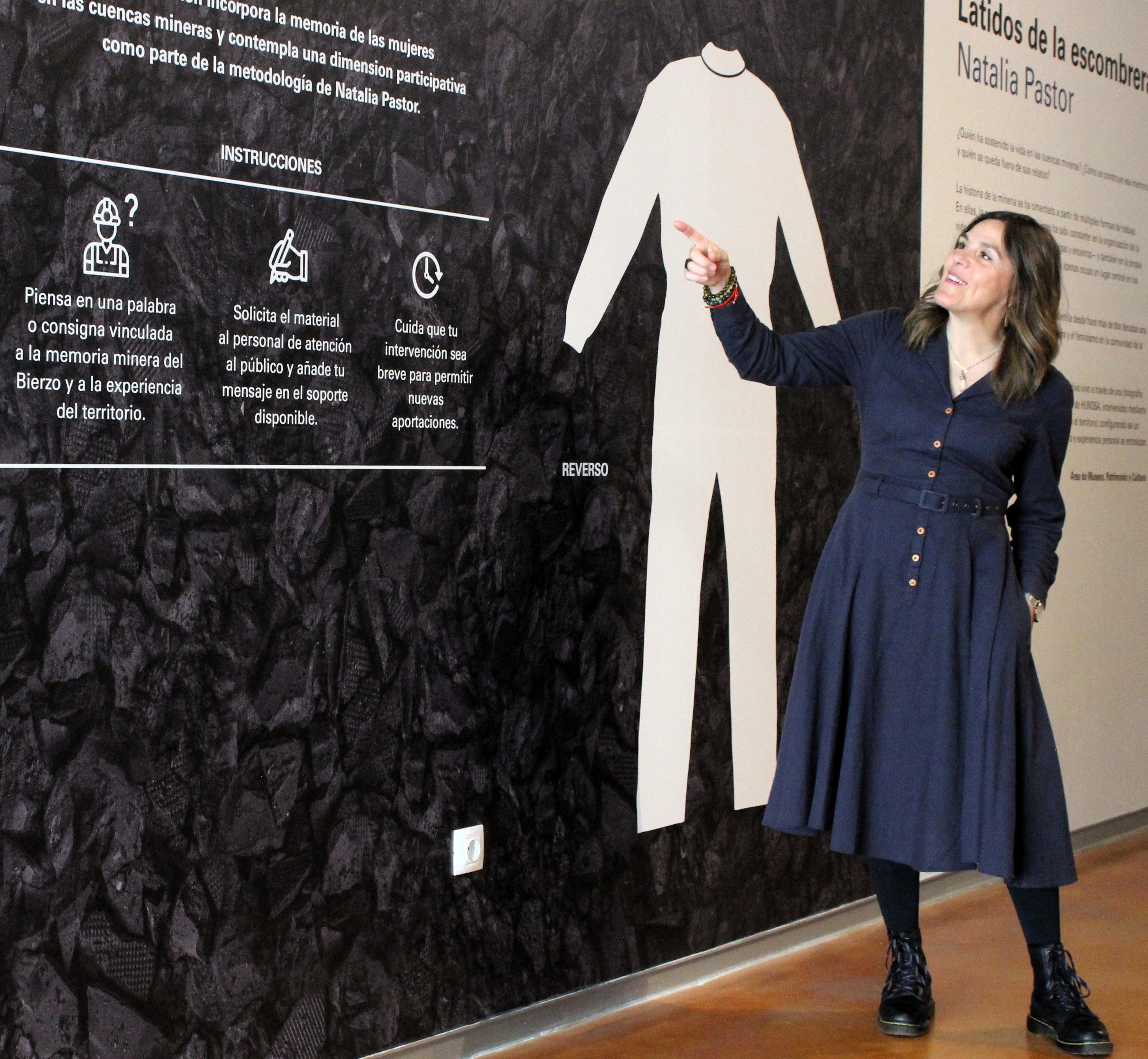 La autora presentando sus "Latidos de escombrera".