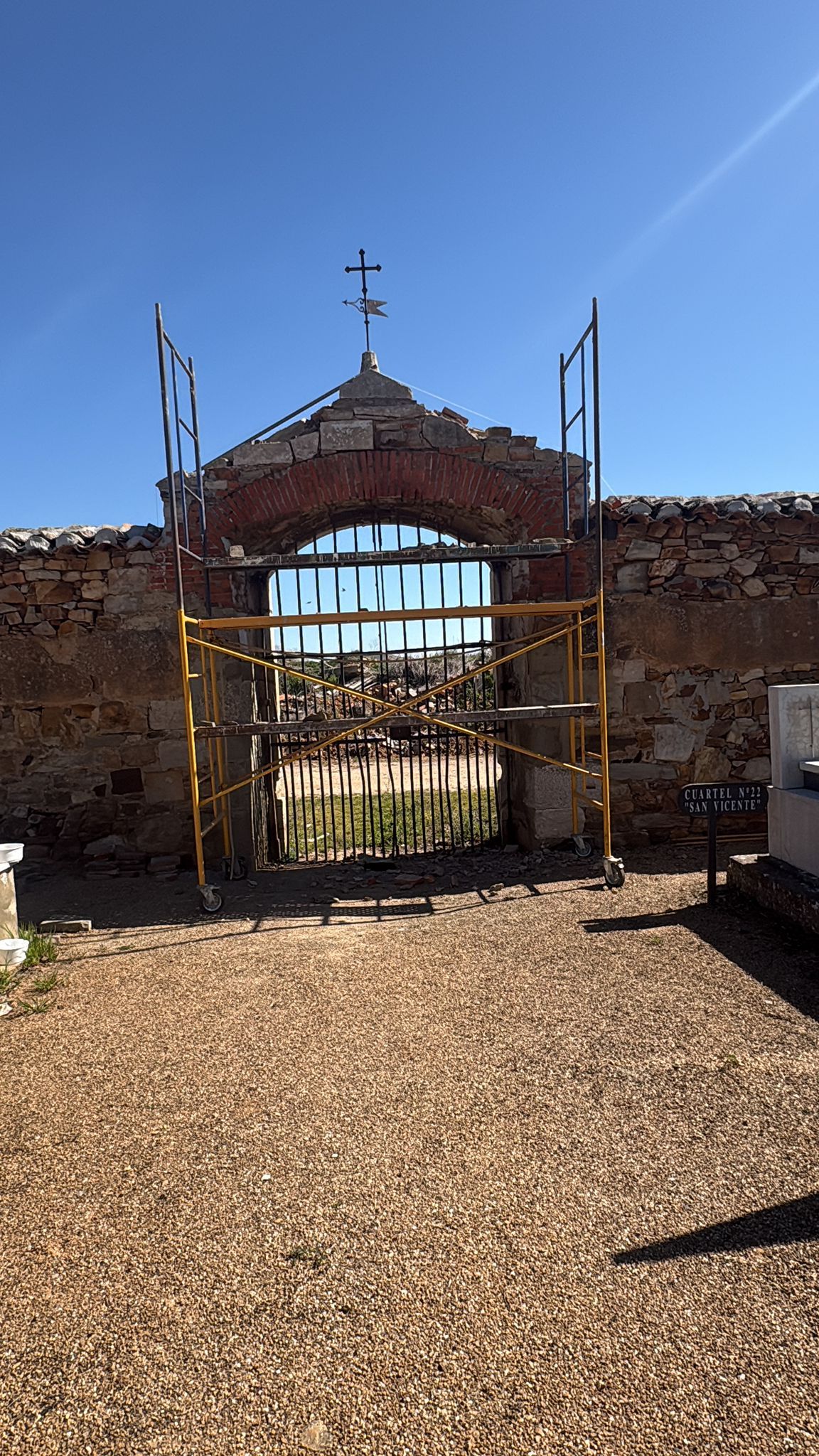 Labores de mantenimiento en el cementerio municipal de Astorga. | L.N.C.