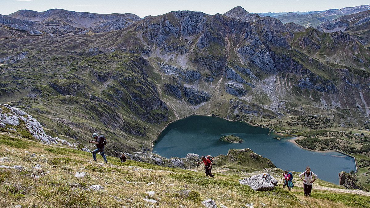 Ascendiendo hacia al Albo occcidental con el Lago del Valle abajo y su isla característica. | VICENTE GARCÍA