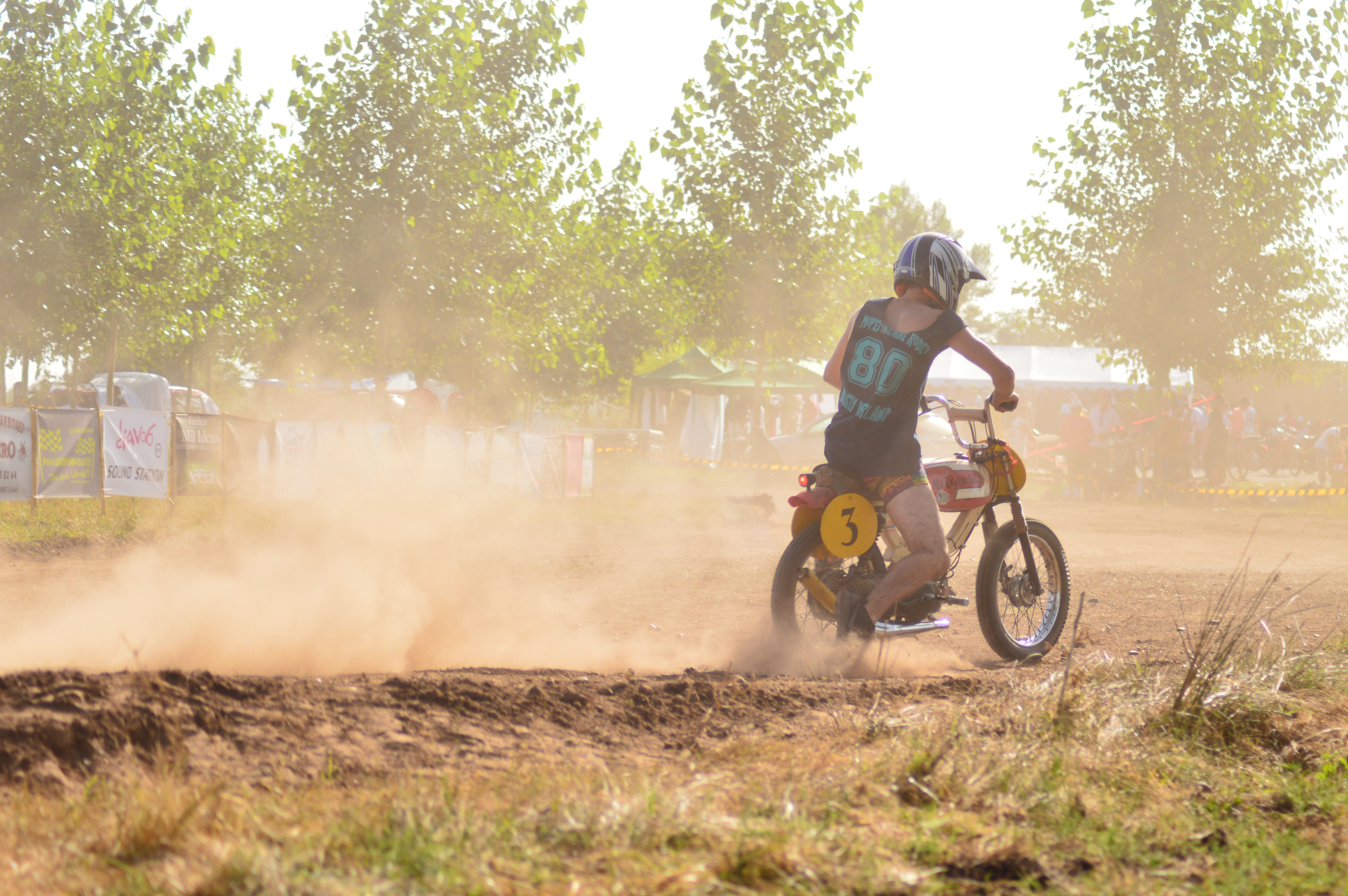 Un vespino durante el 'insane rodeo' de una anterior edición del Dusty Moorland. | L.N.C.