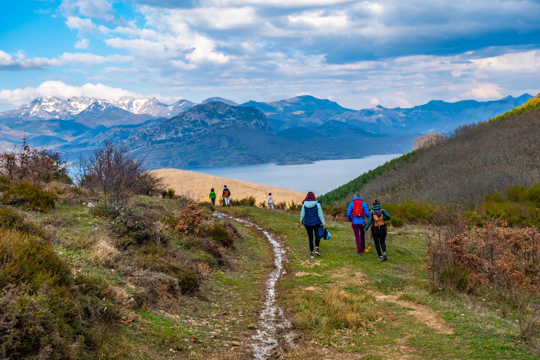 Bajada con las montañas al fondo y el pantano. |VICENTE GARCÍA