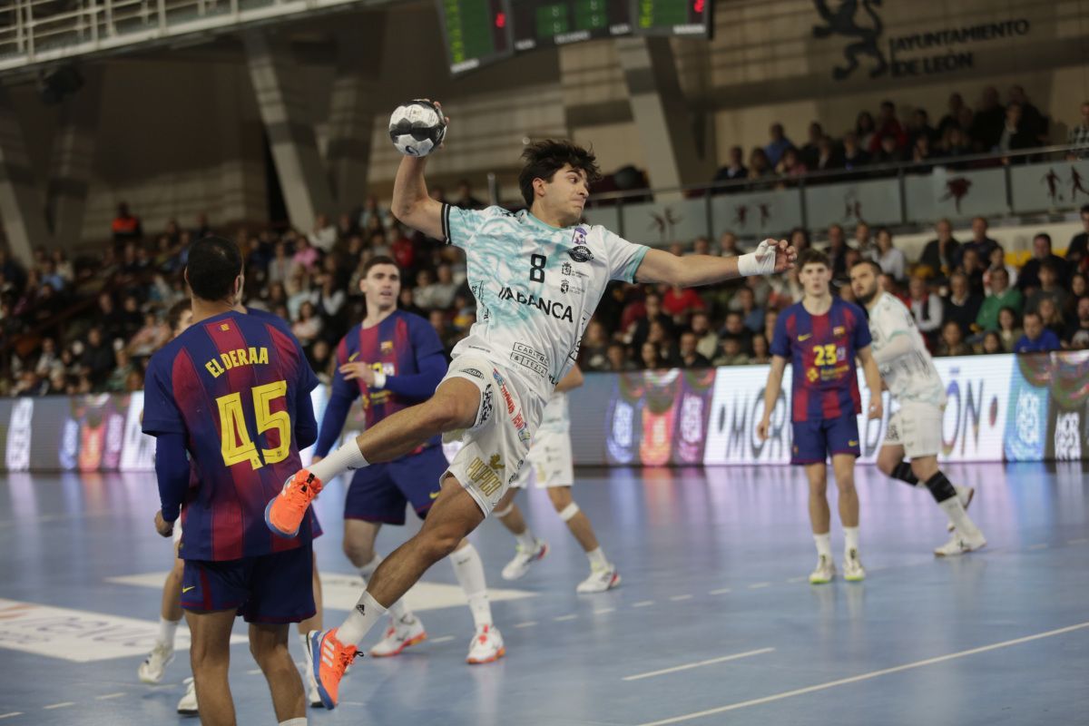 Darío Sanz lanzando a portería durante el partido de ida en el Palacio. FERNANDO OTERO Darío Sanz lanzando a portería durante el partido de ida en el Palacio. FERNANDO OTERO