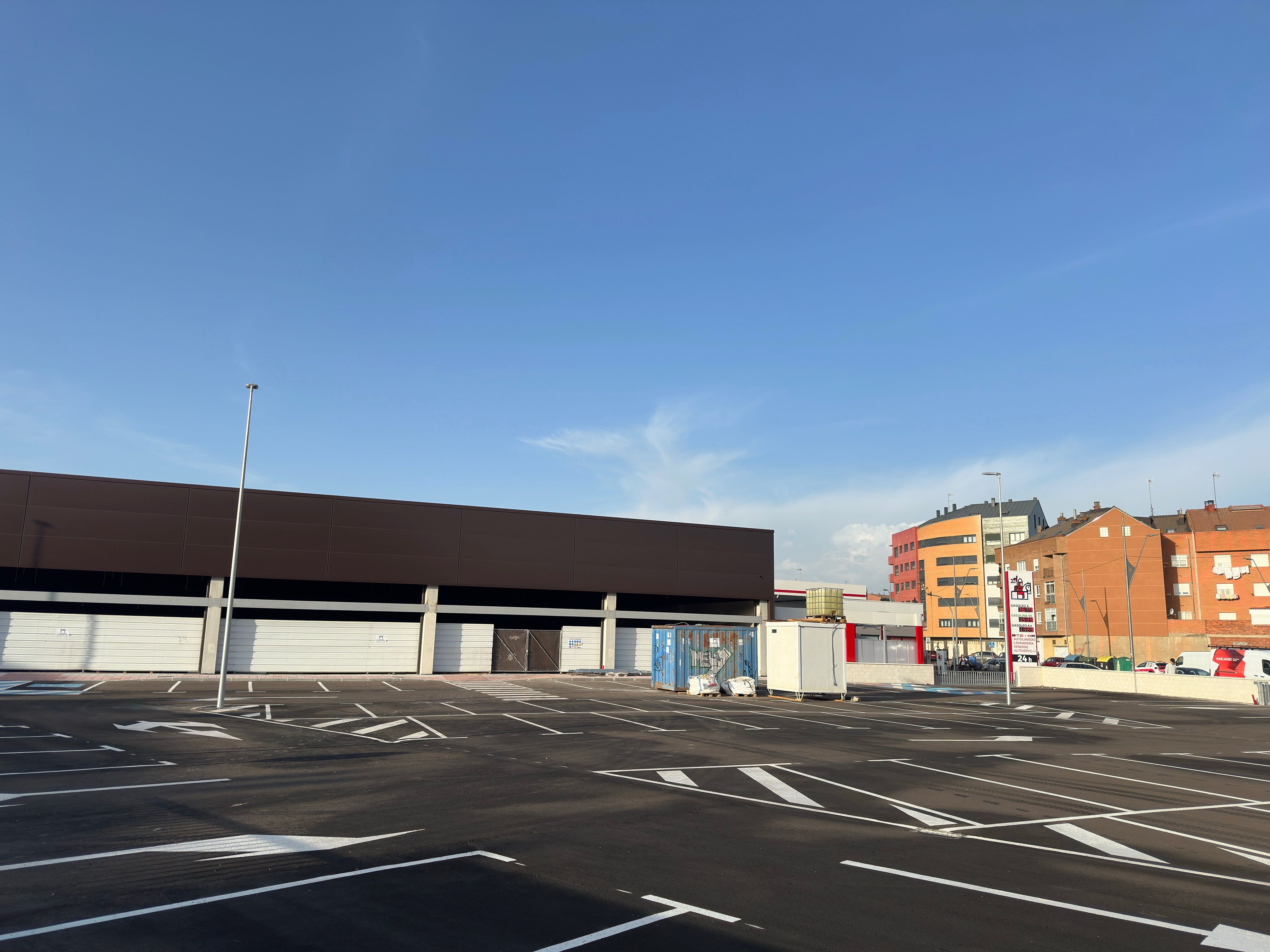 Imagen exterior de la nave que acogerá el nuevo supermercado Gadis. | LNC Imagen exterior de la nave que acogerá el nuevo supermercado Gadis. | LNC