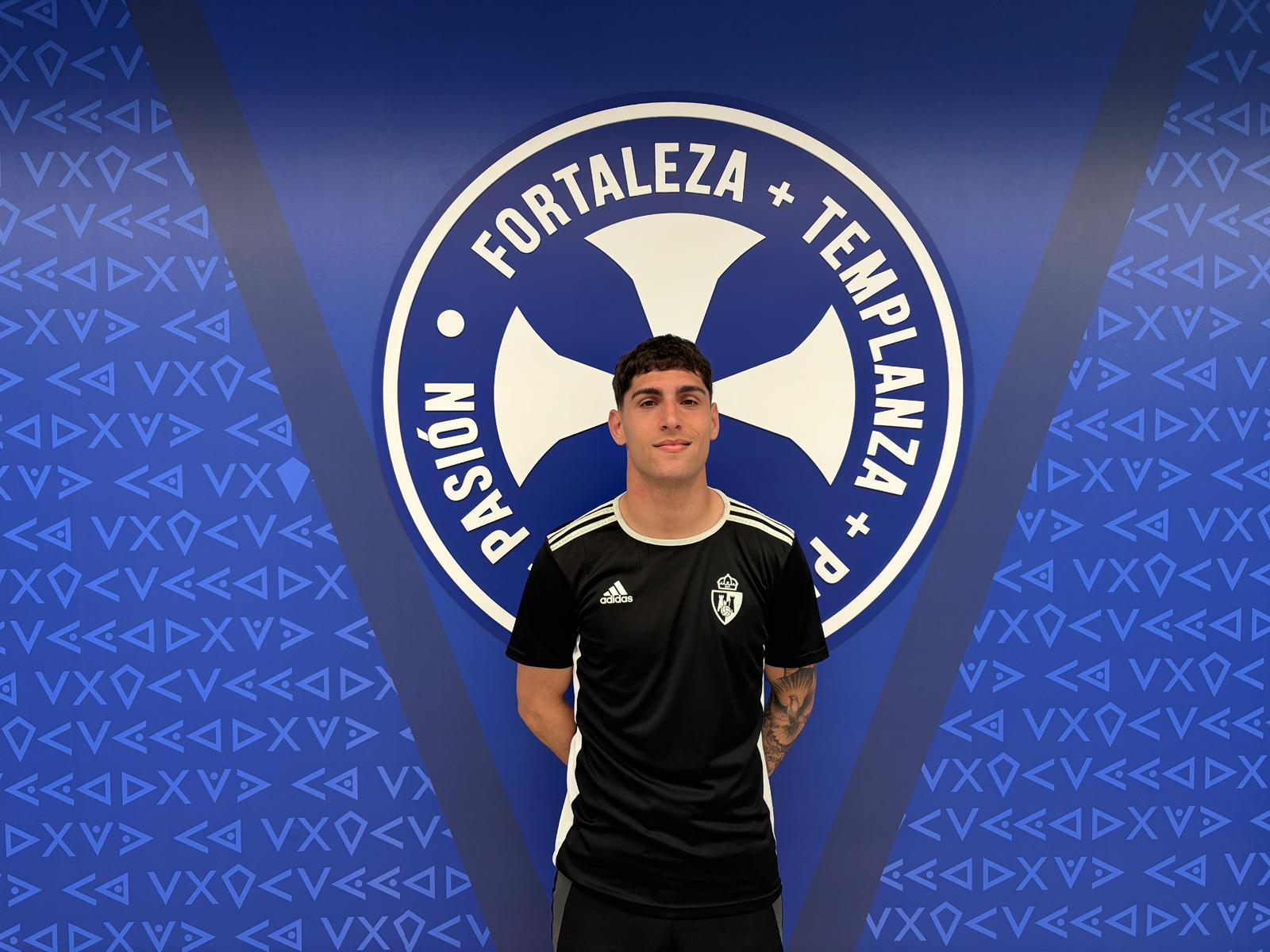 Borja Vázquez atiende a La Nueva Crónica en el Estadio Municipal El Toralín. | JAVIER FERNÁNDEZ Borja Vázquez atiende a La Nueva Crónica en el Estadio Municipal El Toralín. | JAVIER FERNÁNDEZ