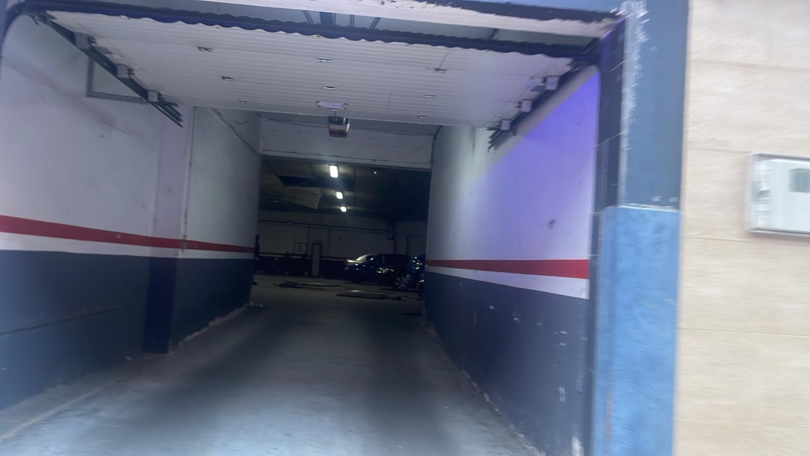 El agujero en la claraboya del garaje por el que se precipitó el herido en la calle Rubiana de León | V.V El agujero en la claraboya del garaje por el que se precipitó el herido en la calle Rubiana de León | V.V