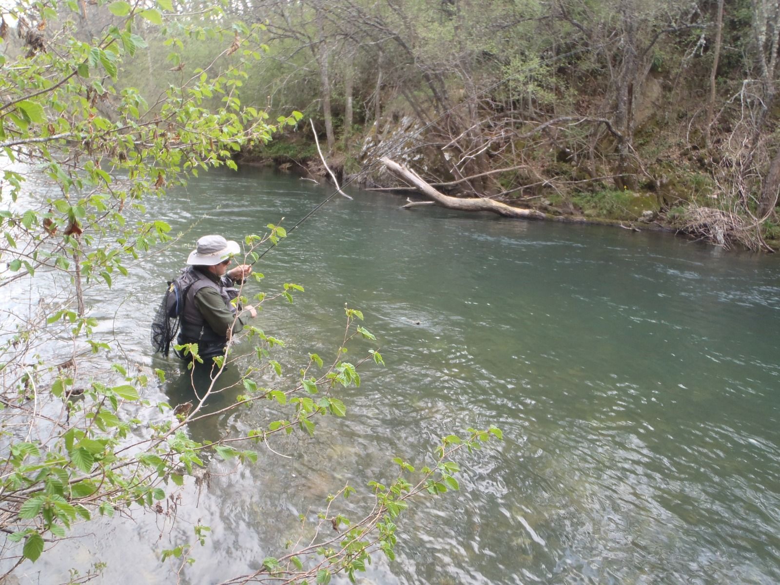 Pescando en el río Bernesga.RPN