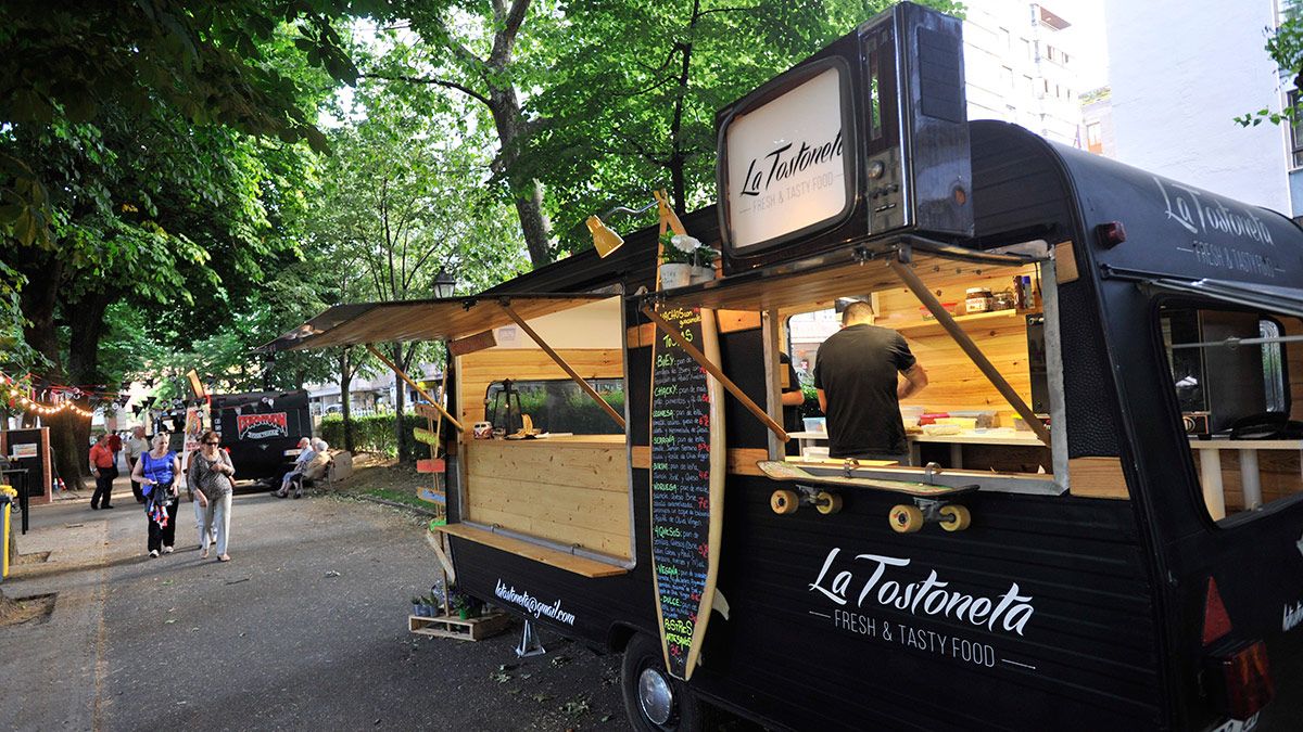 Una food truck en una anterior cita del 'Come y Calle' en el parque San Francisco. | DANIEL MARTÍN Una food truck en una anterior cita del 'Come y Calle' en el parque San Francisco. | DANIEL MARTÍN