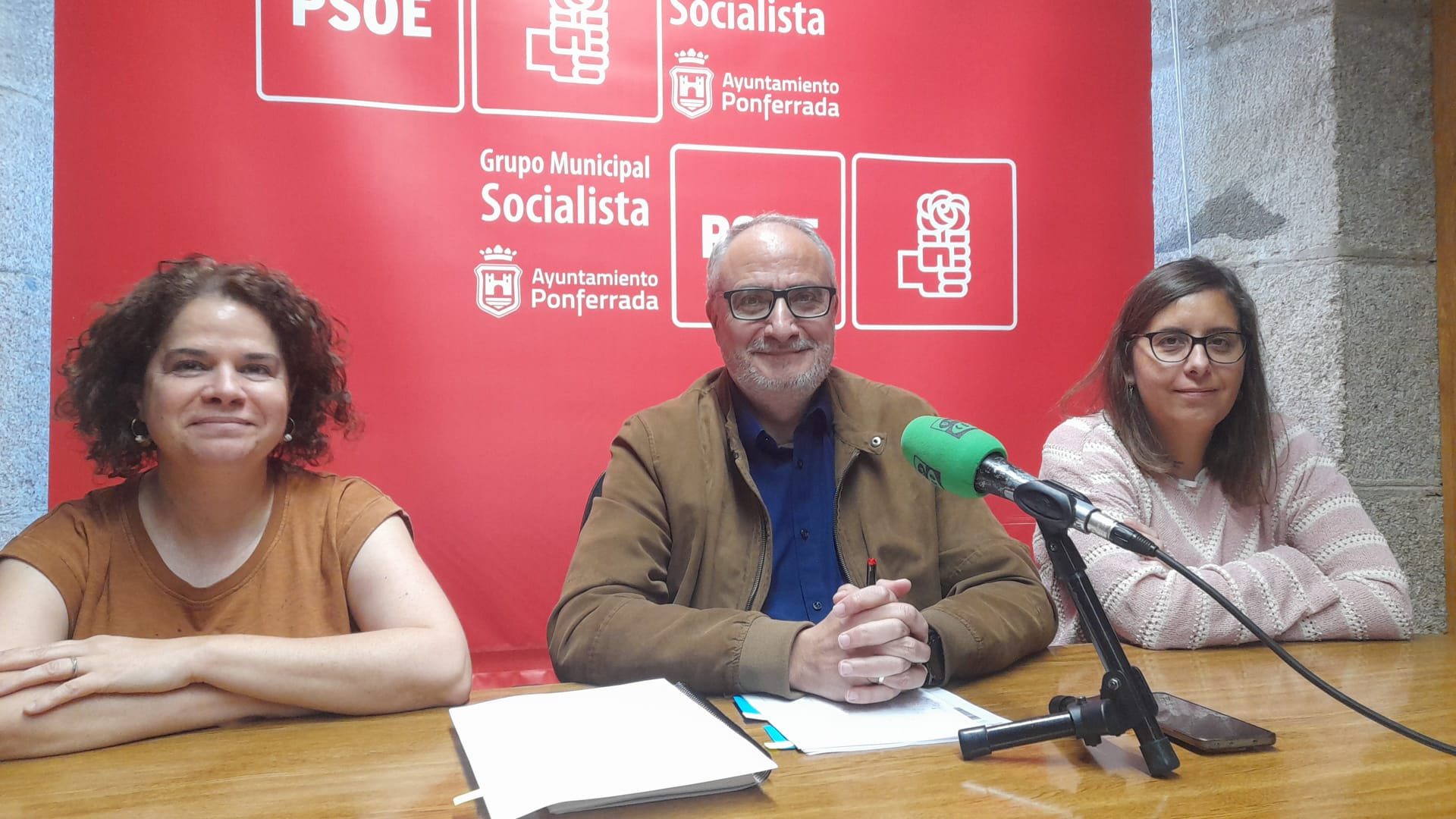 Rueda de prensa del PSOE en Ponferrada para hablar de la situación económica municipal. | MAR IGLESIAS