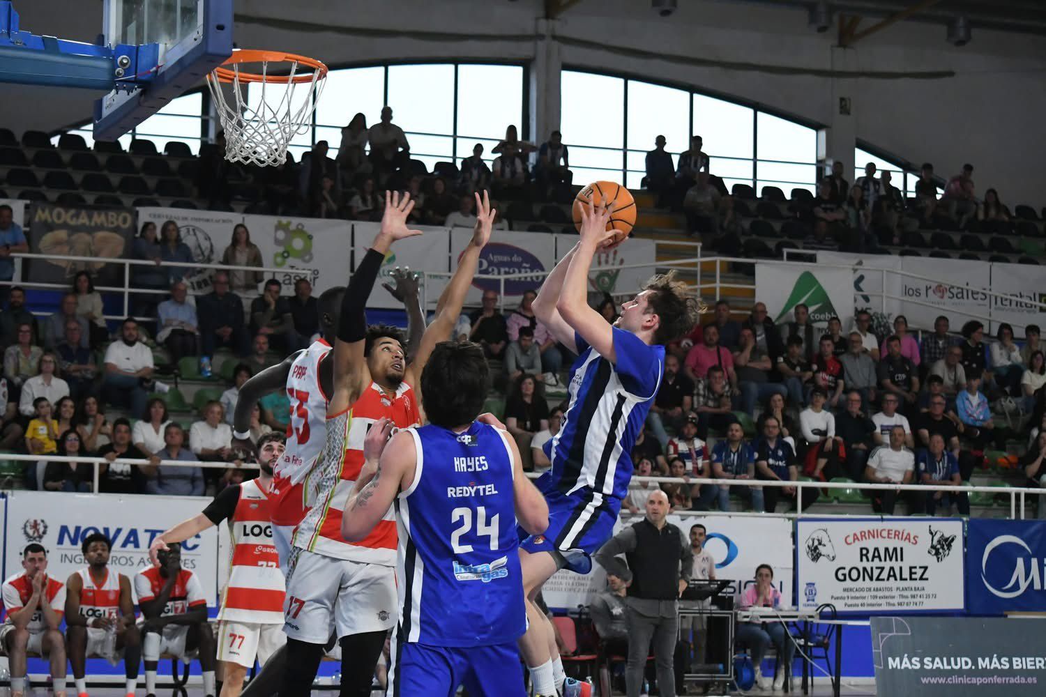 Cera anotando la canasta de la victoria en la prórroga del pasado fin de semana ante Logrobasket. REDBLANQUIAZUL