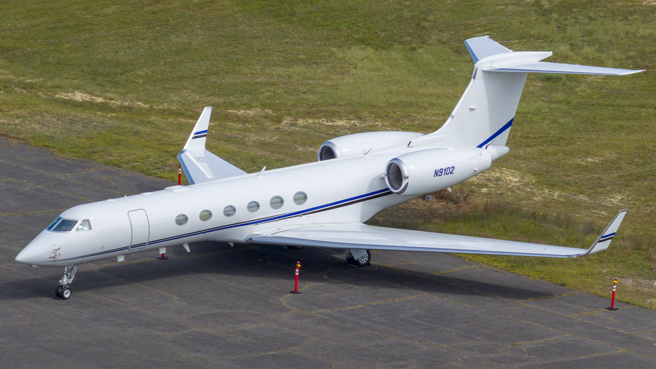 Un avión Gulfstream V como el que ha despegado este viernes desde León. | SZEREMETA
