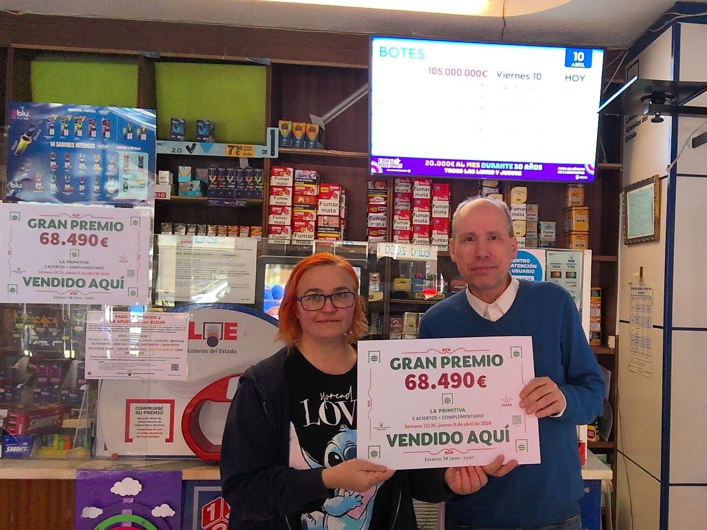 Imagen de los responsables del establecimiento que repartió el premio