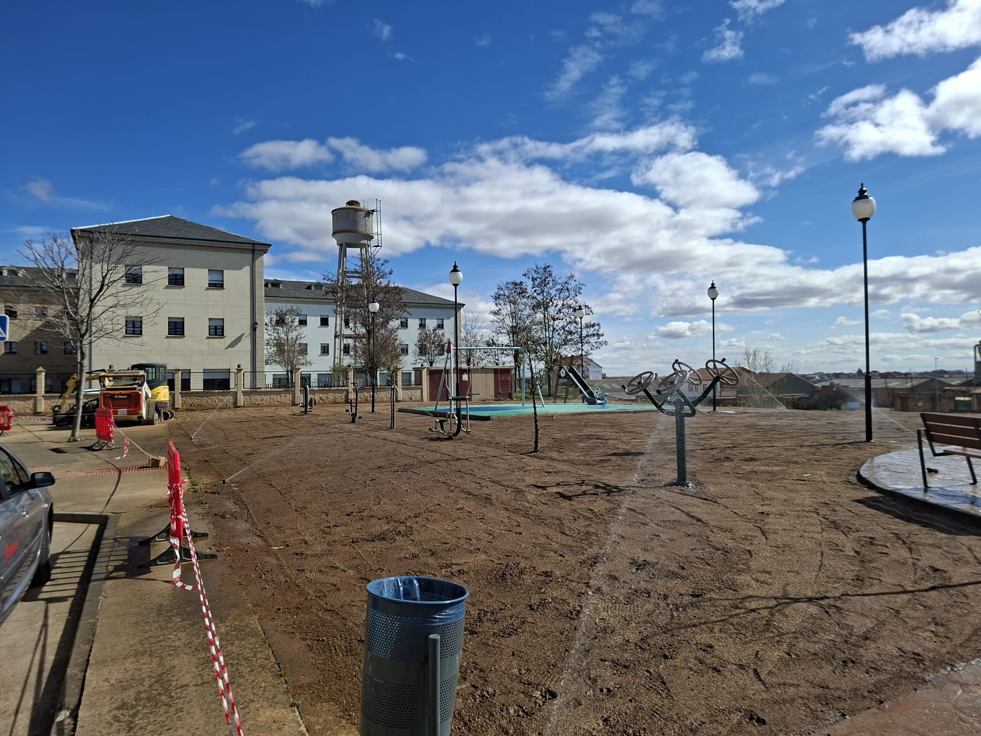 Nuevo parque de la calle Las Violetas de La Bañeza. | L.N.C.