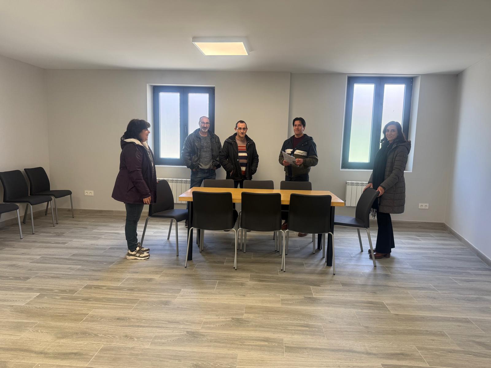 Miembros del equipo de gobierno del Ayuntamiento inaugurando el 'Centro Joven Paramés'. | L.N.C.