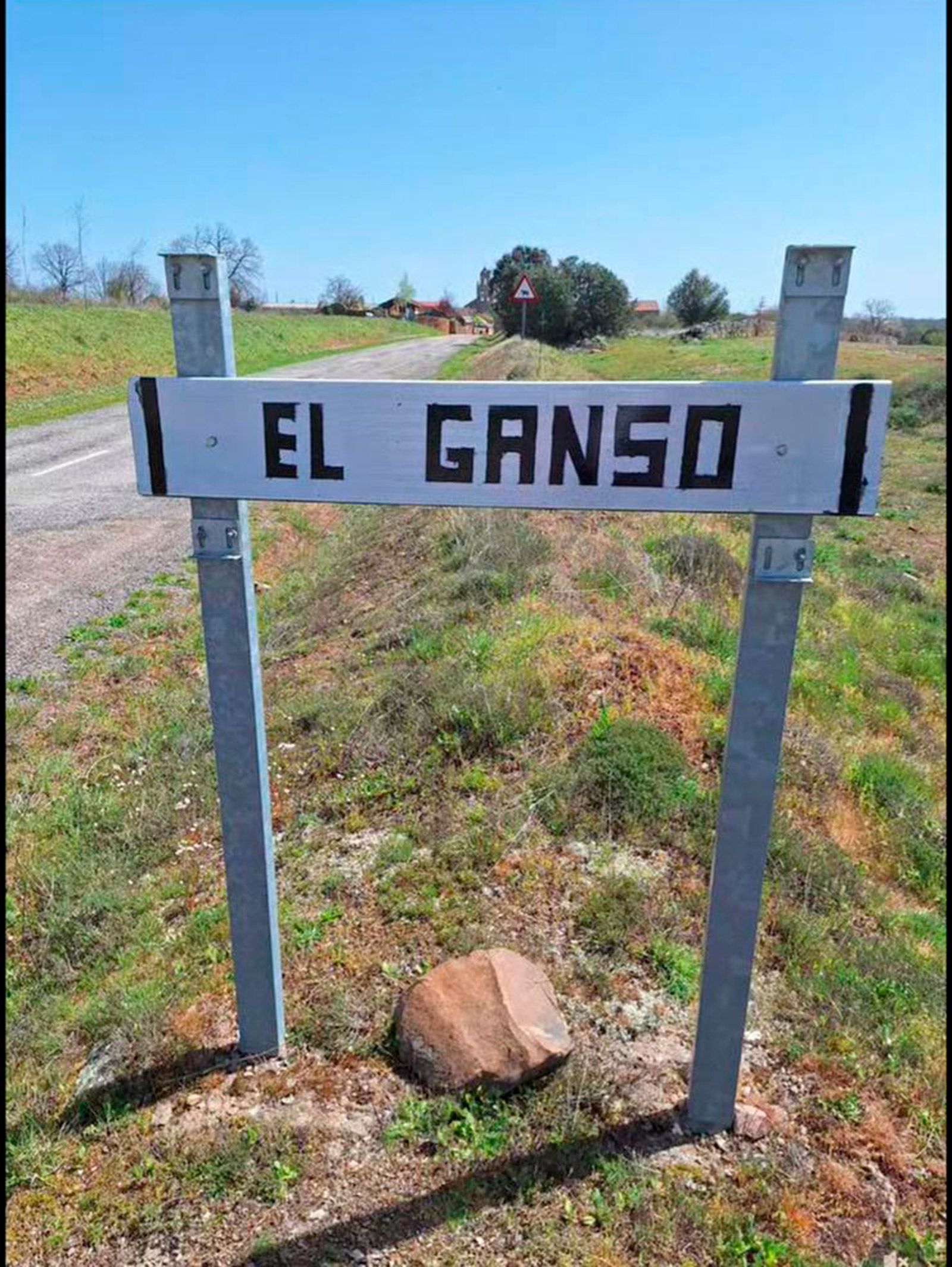 El cartel que los vecinos de El Ganso han hecho ante la ausencia de uno oficial