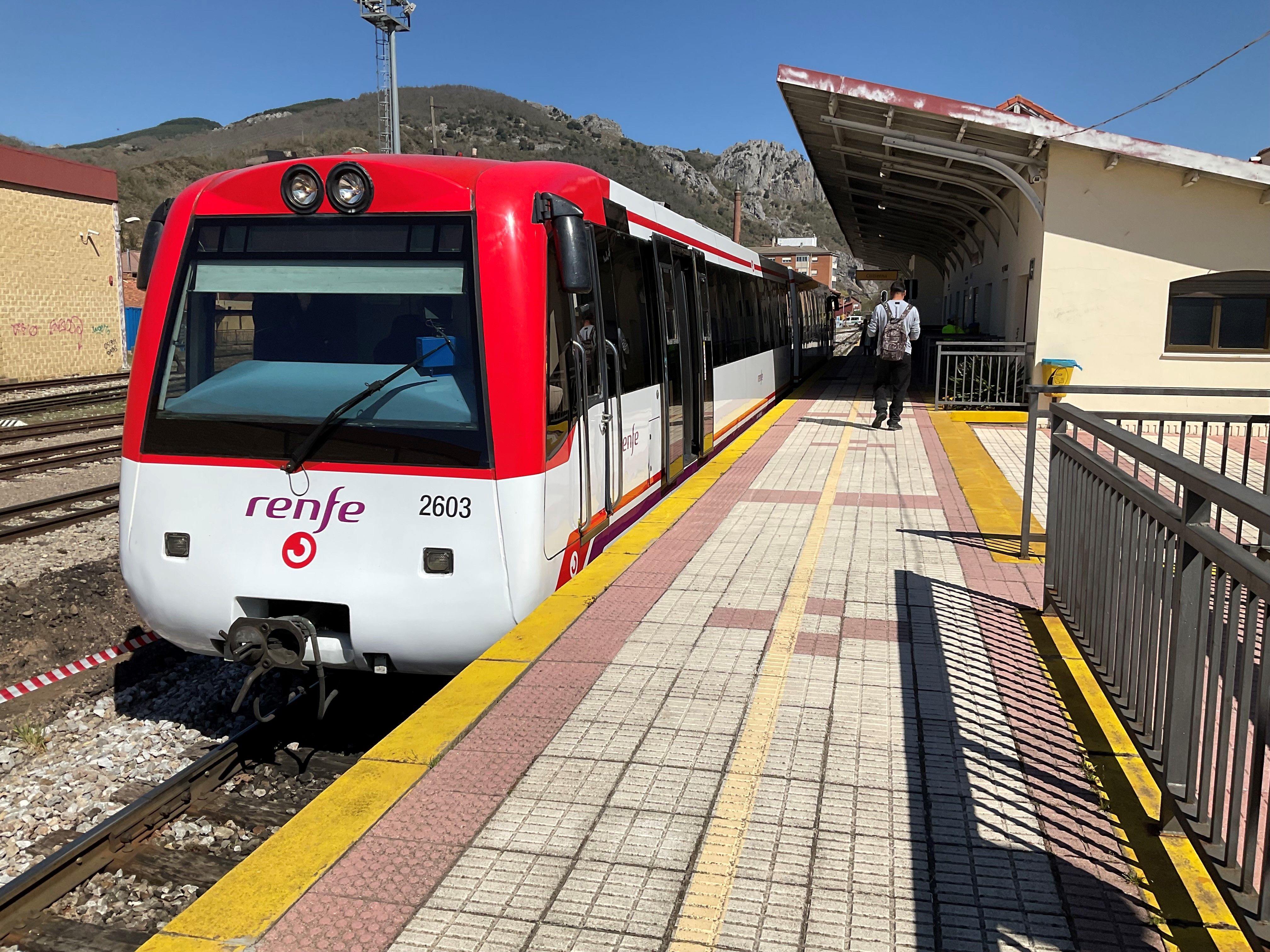 Imagen de uno de los trenes que prestan servicio actualmente en la línea de ancho métrico entre La Asunción y Guardo. RENFE