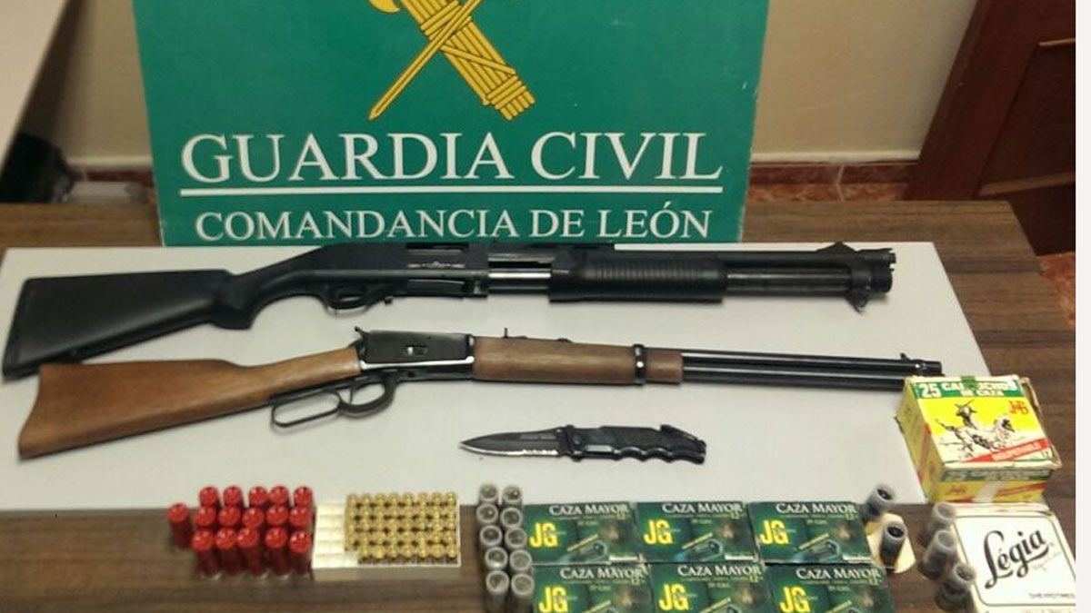 Imagen de archivo de armas incautadas por la Guardia Civil de León.