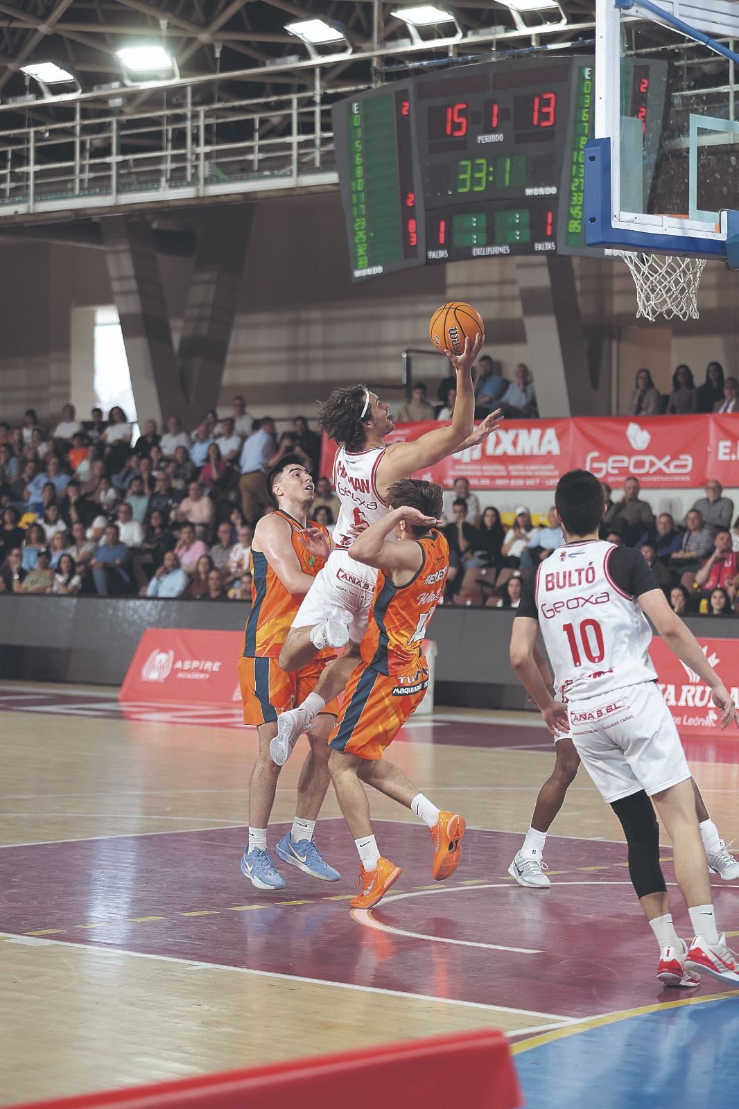 Hayman lanzando a canasta durante el último partido en el Palacio. FERNANDO OTERO