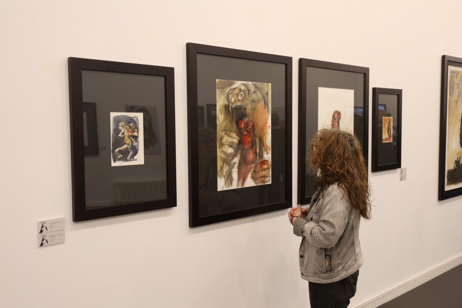 Algunas piezas de la exposición que desde este sábado podrá visitarse en la Sala de Exposiciones ‘César Ordóñez’ del Albéitar de León. | FERNANDO OTERO
