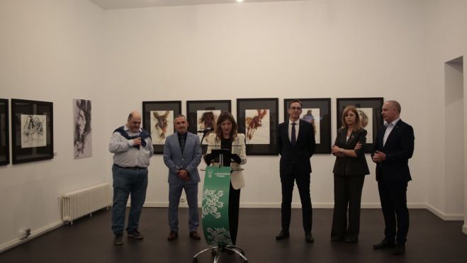 La exposición fue inaugurada ayer de la mano de representantes de la ULE, Afundación y Abanca y de su comisario, Asier Mensuro.JAIRO VELASCO